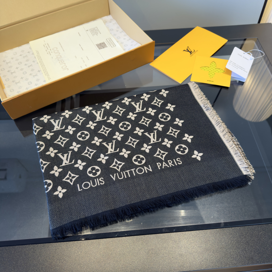 Louis Vuitton 对版质量 老花长巾~也是提升气质和品味的好单品 开售以来评价都非常好