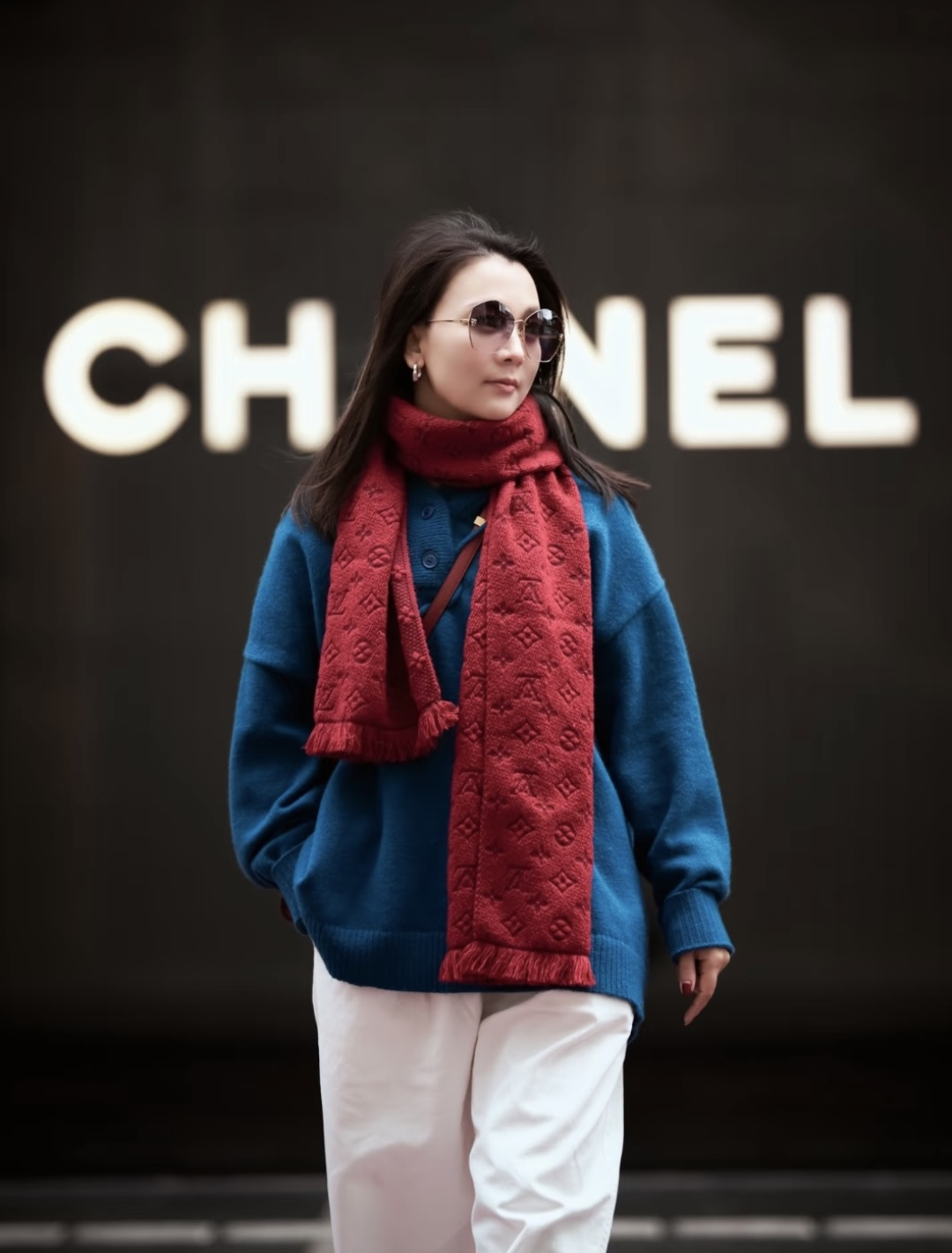 NO:587012,LV [MONOGRAM CLASSIC] has launched a woven pattern scarf with the iconic Mono. It is of very, very good quality. The whole scarf gives off a big-name aura while being very refined and restrained. It shows fashion and noble taste. The scarf uses the most high-end jacquard weaving technology!  Can be used on both sides, the color makes people feel warm and comfortable, casual and versatile, unisex, can be used as a couple [40X185, wool] high version scarf, high version scarf, louis vuitton19860909LV【MONOGRAM CLASSIC】重磅推出有标志性Mono的梭织花纹围巾,非常非常好的品质 整个围巾给人大牌气场的同时又非常精致内敛不张扬,时尚与尊贵品味尽显,围巾使用了最高端的提花织造技术！正反两面均可使用,色泽给人感觉温暖舒适,休闲百搭,男女通用,可做情侣款【40X185,羊毛】高版本围巾,高版本围巾,louis vuitton,scarf