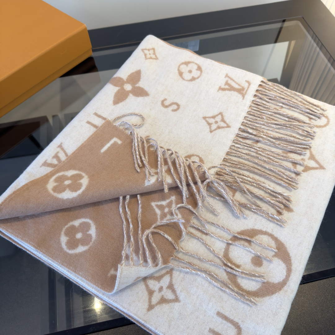 Louis Vuitton LV Reykjavik 2 0 围巾为柔软山羊绒标注 Monogram 花卉和 LV 字母