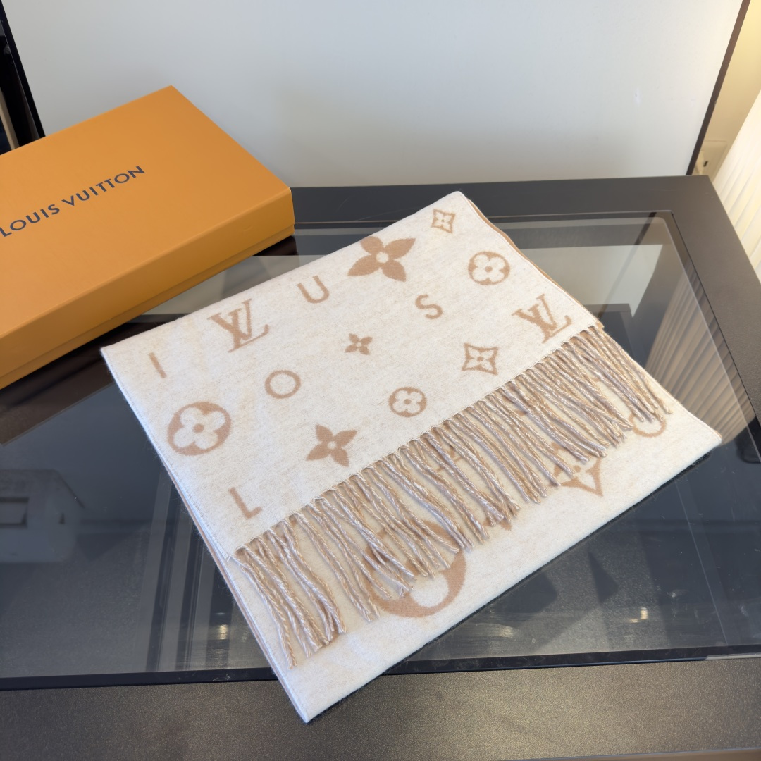 Louis Vuitton LV Reykjavik 2 0 围巾为柔软山羊绒标注 Monogram 花卉和 LV 字母