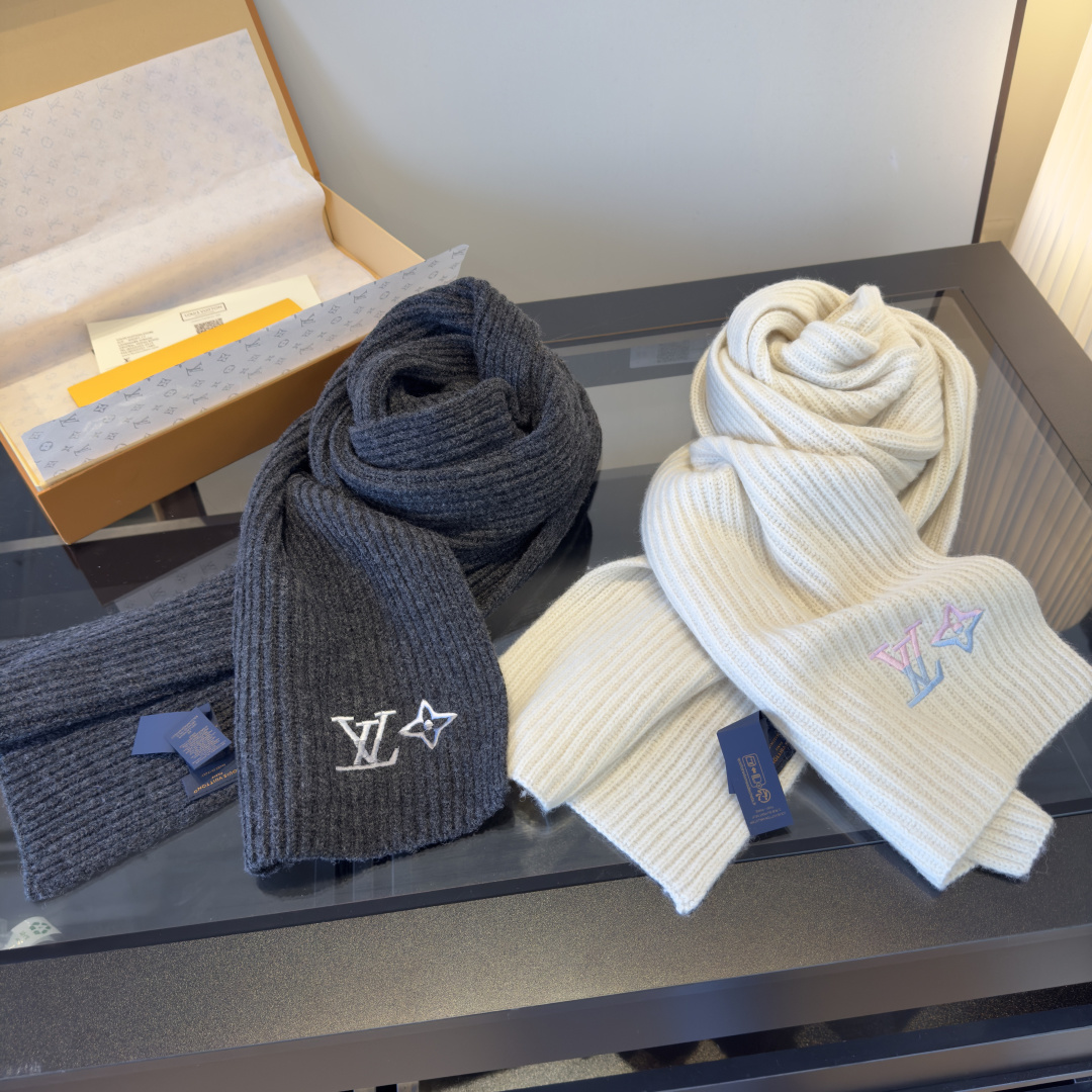 NO:587043,Chanel classic knitted scarf, 100% cashmere, warm and super comfortable~A great tool for young ladies to reduce their age in winter~This is all you need this winter~warm and fashionable!  Universal model! Can be made as a couple model!  Complete range of anti-counterfeiting labels and elevators!  Many styles, welcome to choose! High version scarf, high version scarf, chanel19860909Chanel经典围巾针织 百分百羊绒 暖暖呼呼,超级舒服～冬日小姐姐减龄神器哦～这个冬天你就差这么一套啦～又保暖又时尚！通用款!可以做情侣款！防伪标签吊卡齐全！多多款式,欢迎选择!高版本围巾,高版本围巾,chanel,scarf