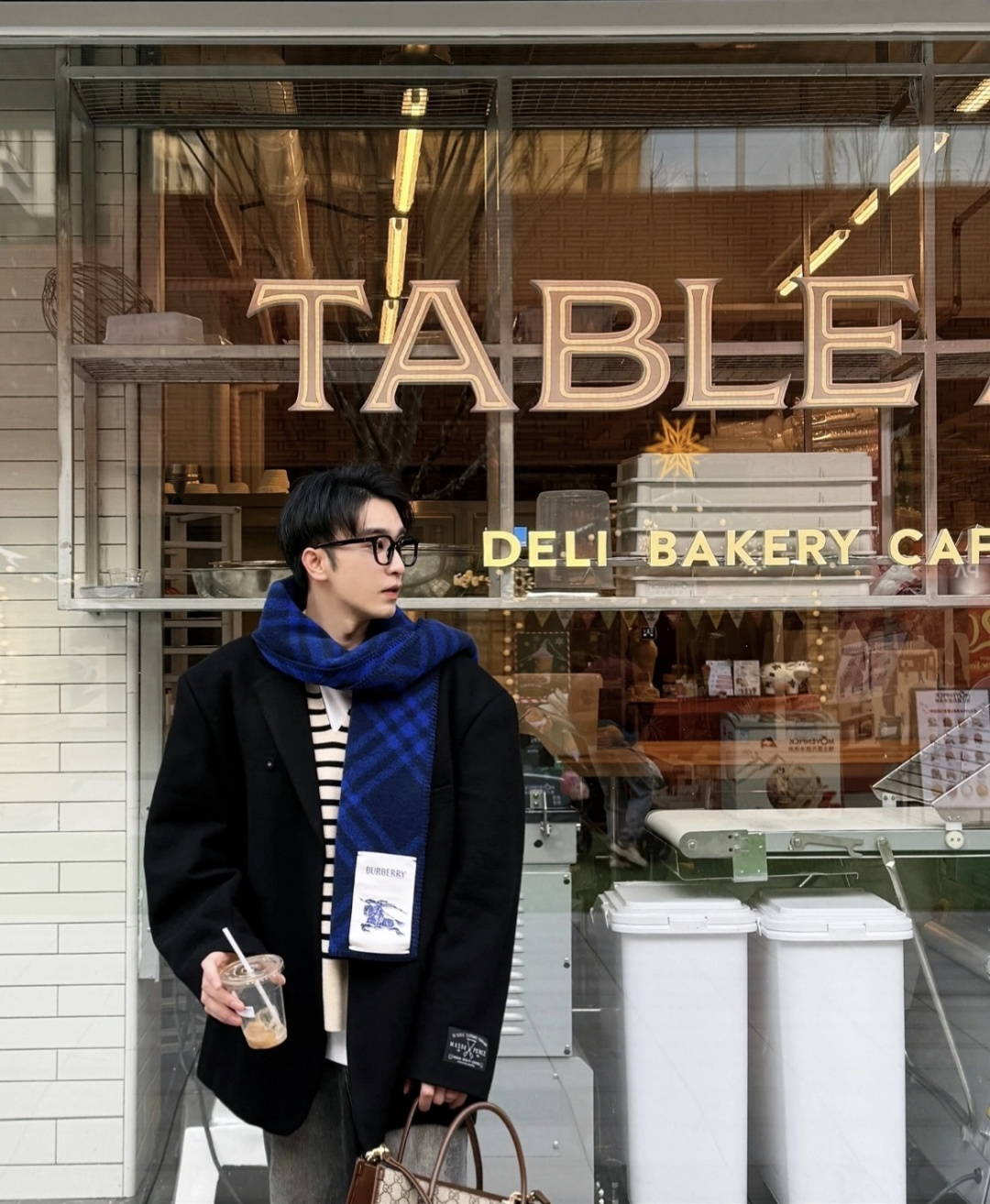 💰165¥
Burberry 【格纹羊毛围巾】
羊毛围巾，于挪威精纺打造，装饰新季格纹。融入毯边锁缝细节，拉绒工艺赋予其柔软触感。
– 长方形
– 毯边锁缝细节
– 马术骑士徽标（EKD）标签

终于上新！一直都在给大家做最接近原版的东西！细节方面非常考究～ 2024年最新Burberry羊绒羊毛混纺围巾，这种工艺和配色一看就知道不是一般的大工厂的，非常非常喜欢这种高手级别的时髦感，有态度的时髦人一定会喜欢。年轻，时髦，自信，有态度采用每年开春采集的阿尔巴斯纯种绒山羊腹部绒尖为原绒生产，这种羊绒的特点就是，即便经过人类工艺的加工，仍最大程度的保留了原绒的本质，会有特殊的肌理纹‼️围巾握在手里就跟握着云朵般的仍空气绵绵感❗️真的非常高级〰最后，这个最大的特色还有粗线编织格工艺的一体式镶嵌工艺，将Burberry的格纹另一种完美呈现
尺寸：30*180
材质：100%羊毛