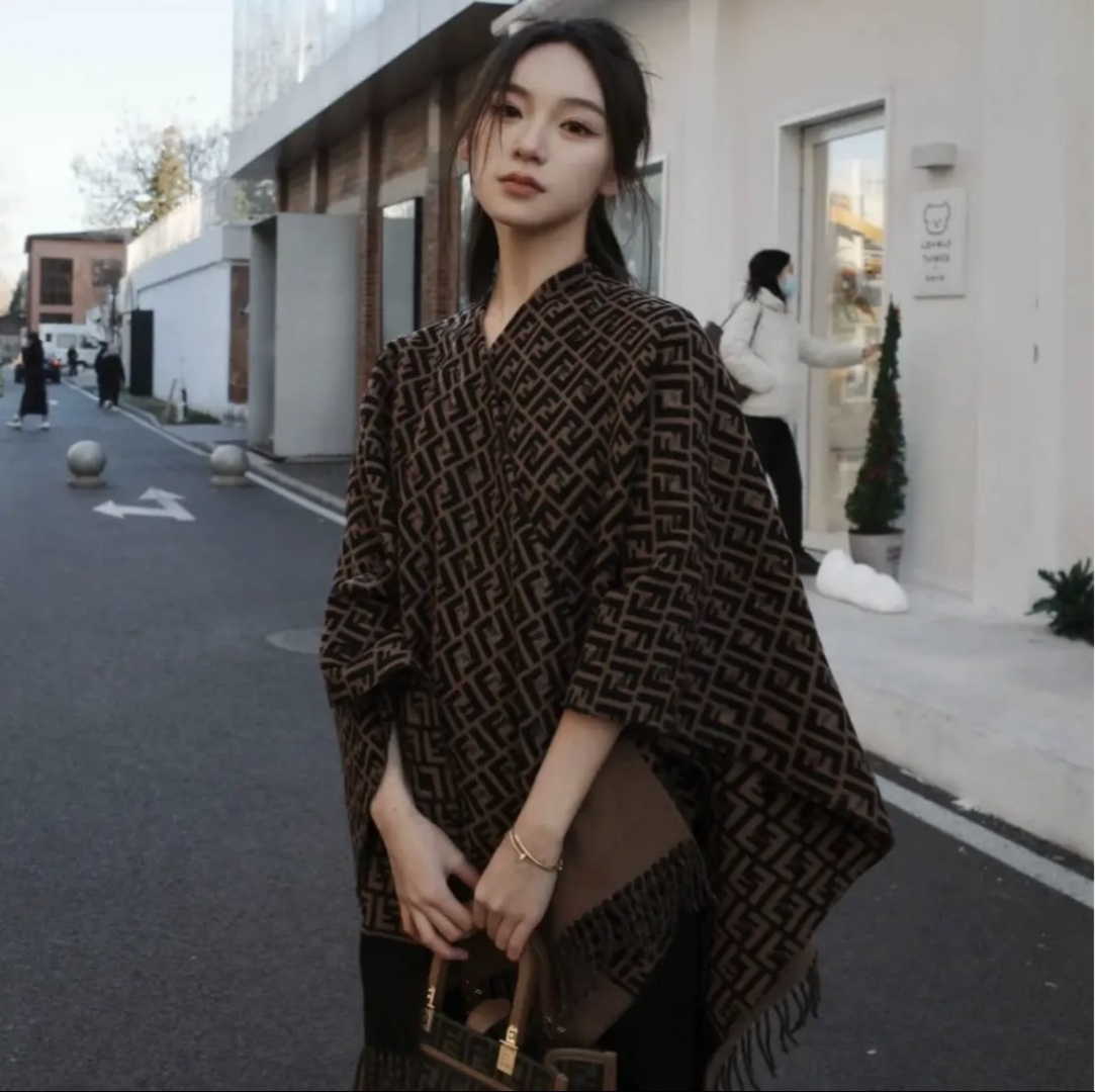 Fendi 𝐅𝐞𝐧𝐝𝐢 • 𝟐𝟒𝐍𝐞𝐰《FF罗马斗篷》咖色
