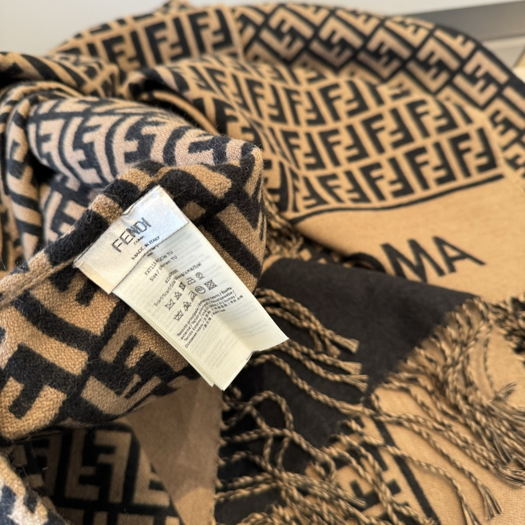 Fendi 𝐅𝐞𝐧𝐝𝐢 • 𝟐𝟒𝐍𝐞𝐰《FF罗马斗篷》咖色