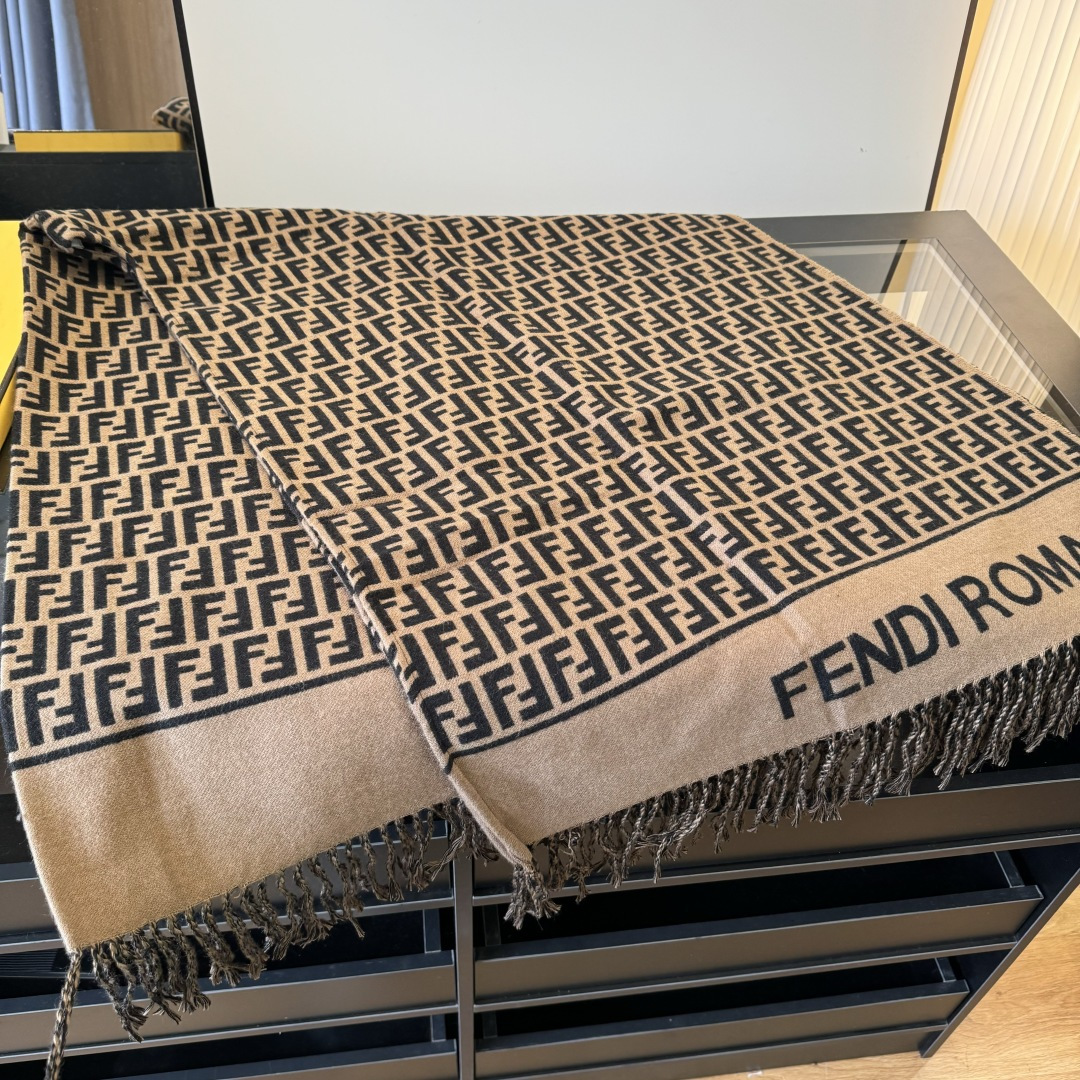 Fendi 𝐅𝐞𝐧𝐝𝐢 • 𝟐𝟒𝐍𝐞𝐰《FF罗马斗篷》咖色