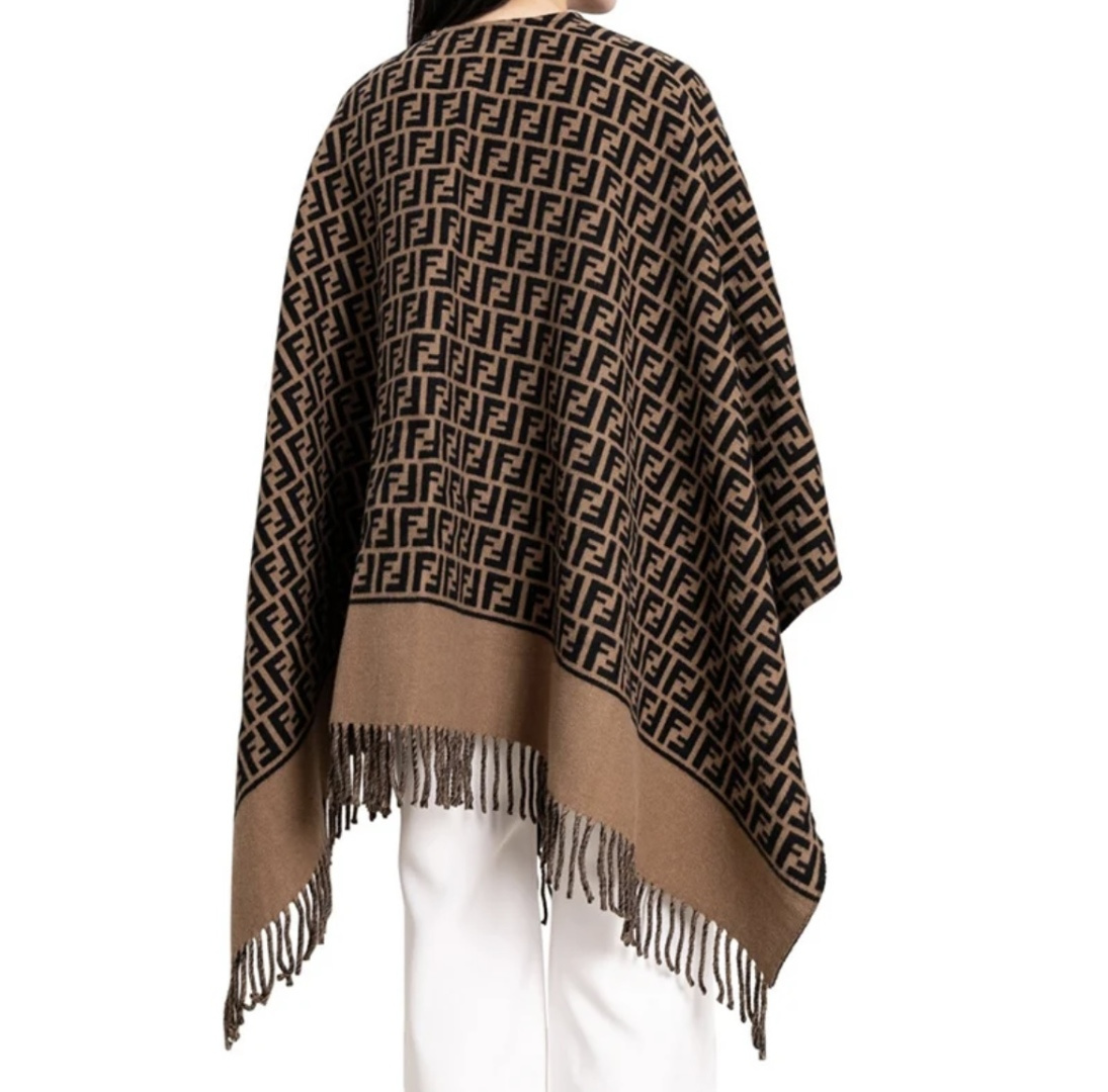 Fendi 𝐅𝐞𝐧𝐝𝐢 • 𝟐𝟒𝐍𝐞𝐰《FF罗马斗篷》咖色