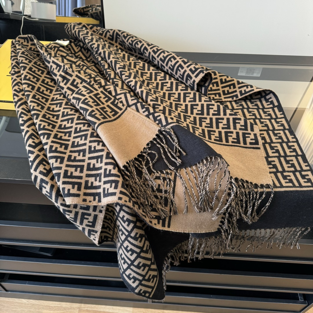 Fendi 𝐅𝐞𝐧𝐝𝐢 • 𝟐𝟒𝐍𝐞𝐰《FF罗马斗篷》咖色