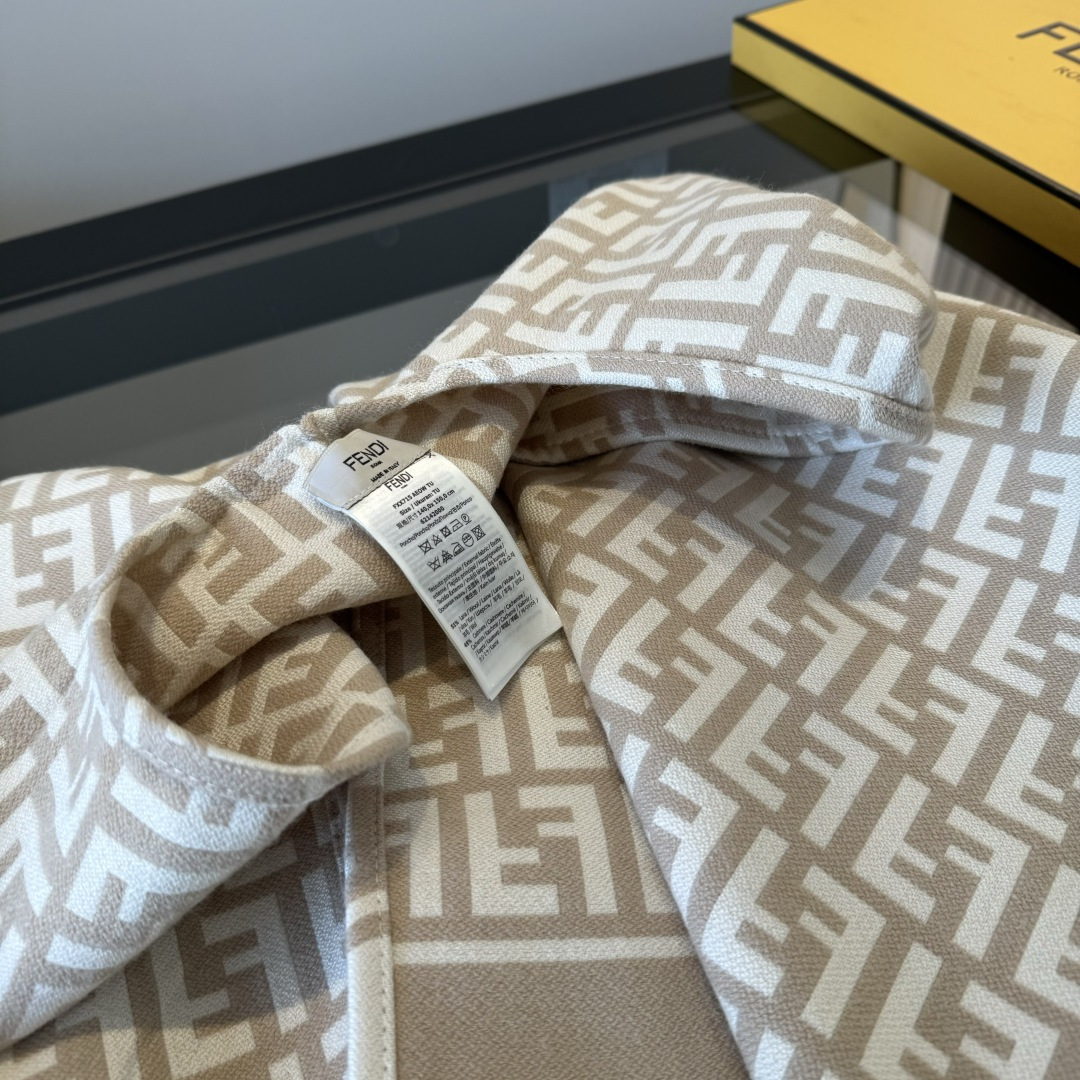 Fendi 𝐅𝐞𝐧𝐝𝐢 • 𝟐𝟒𝐍𝐞𝐰《FF罗马斗篷》咖色