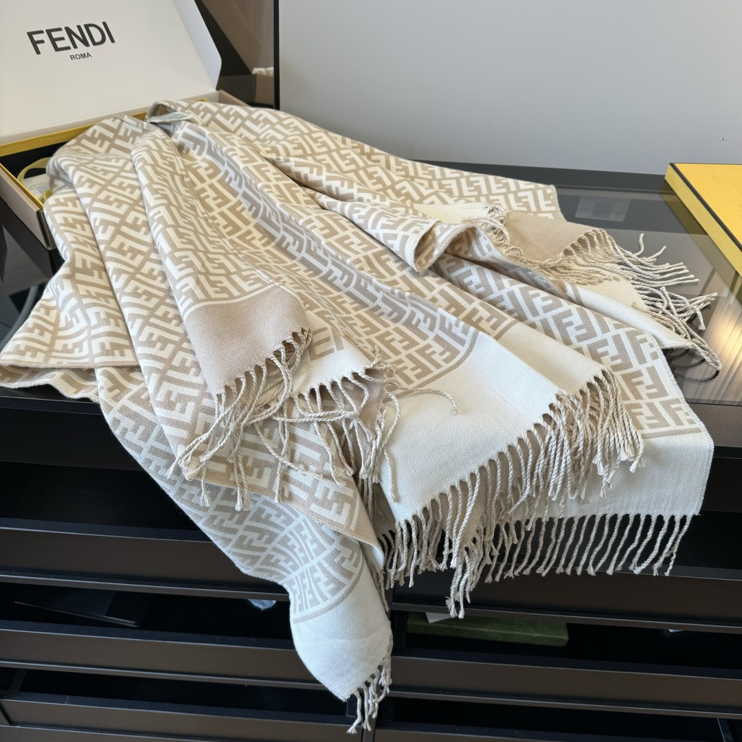 Fendi 𝐅𝐞𝐧𝐝𝐢 • 𝟐𝟒𝐍𝐞𝐰《FF罗马斗篷》咖色
