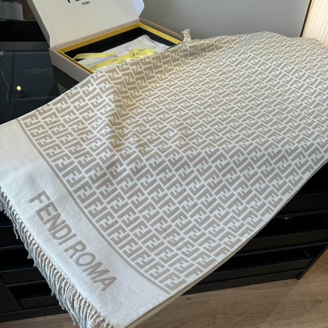 Fendi 𝐅𝐞𝐧𝐝𝐢 • 𝟐𝟒𝐍𝐞𝐰《FF罗马斗篷》咖色