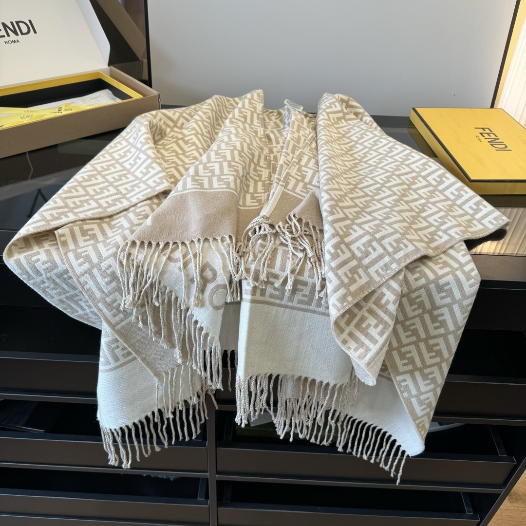 Fendi 𝐅𝐞𝐧𝐝𝐢 • 𝟐𝟒𝐍𝐞𝐰《FF罗马斗篷》咖色