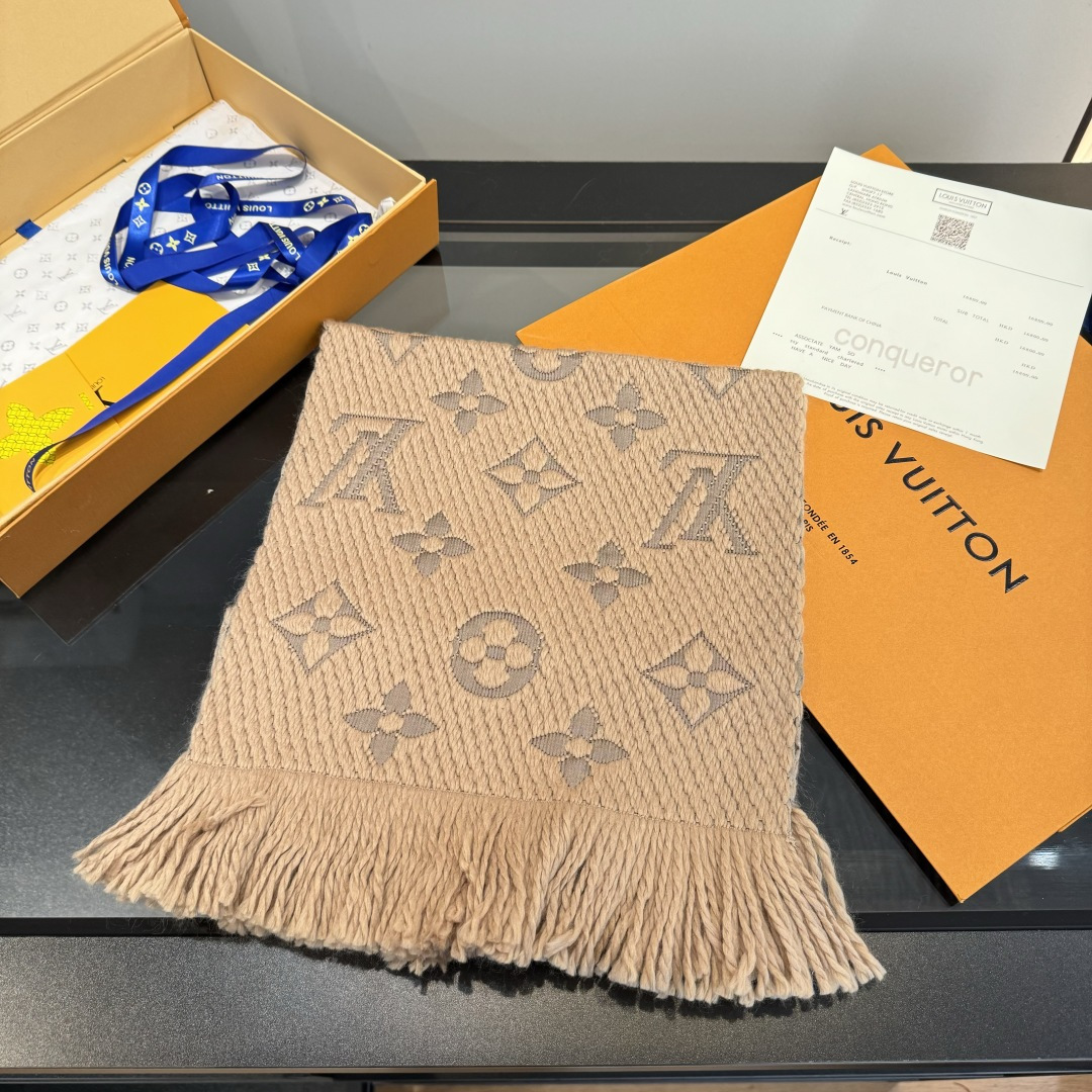 Louis Vuitton Louis Vuitton（路易威登）唐嫣 秋冬羊毛围巾 加厚保暖羊绒围巾披肩两用纯色 这款围巾上饰有 的 Monogram 图案和路易威登首字母字样 一面为温暖的羊毛 一面为柔软的真丝 格调与品质并存的牛货 伴您度过漫漫寒冬 温暖你整个秋冬 94％羊毛 6％真丝 175:31