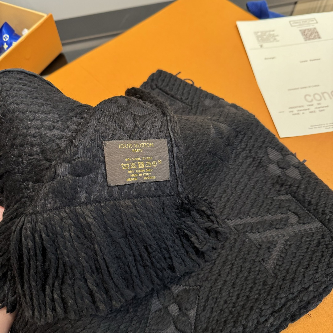 Louis Vuitton Louis Vuitton（路易威登）唐嫣 秋冬羊毛围巾 加厚保暖羊绒围巾披肩两用纯色 这款围巾上饰有 的 Monogram 图案和路易威登首字母字样 一面为温暖的羊毛 一面为柔软的真丝 格调与品质并存的牛货 伴您度过漫漫寒冬 温暖你整个秋冬 94％羊毛 6％真丝 175:31
