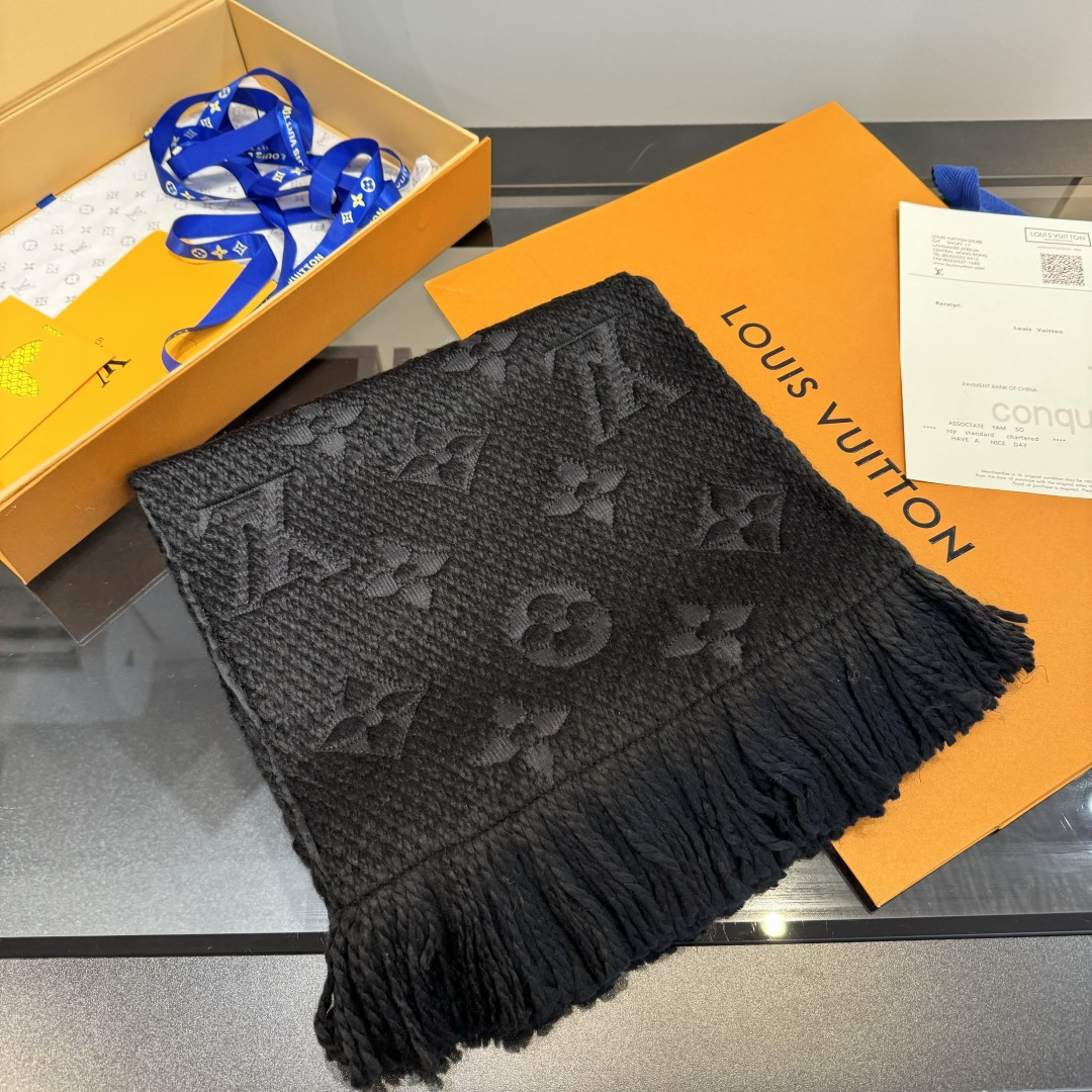 Louis Vuitton Louis Vuitton（路易威登）唐嫣 秋冬羊毛围巾 加厚保暖羊绒围巾披肩两用纯色 这款围巾上饰有 的 Monogram 图案和路易威登首字母字样 一面为温暖的羊毛 一面为柔软的真丝 格调与品质并存的牛货 伴您度过漫漫寒冬 温暖你整个秋冬 94％羊毛 6％真丝 175:31