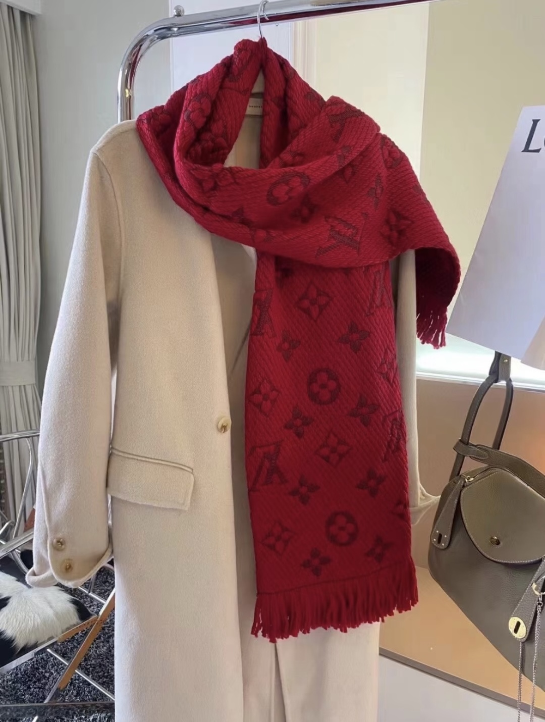 Louis Vuitton Louis Vuitton（路易威登）唐嫣 秋冬羊毛围巾 加厚保暖羊绒围巾披肩两用纯色 这款围巾上饰有 的 Monogram 图案和路易威登首字母字样 一面为温暖的羊毛 一面为柔软的真丝 格调与品质并存的牛货 伴您度过漫漫寒冬 温暖你整个秋冬 94％羊毛 6％真丝 175:31