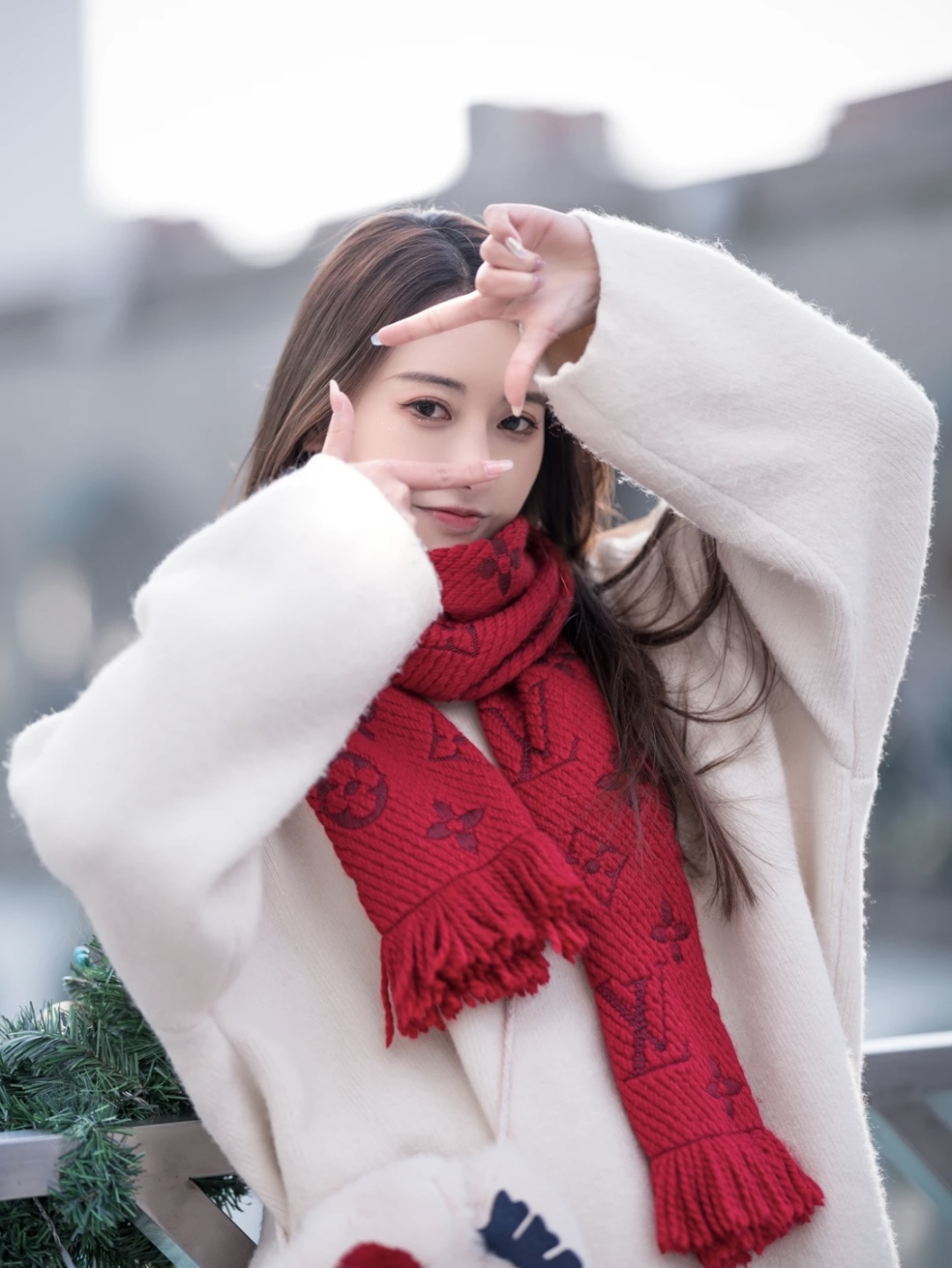 NO:587019,Louis Vuitton (Louis Vuitton) Tang Yan star's same autumn and winter wool scarf, thickened warm cashmere scarf and shawl, dual-use solid color. This scarf is decorated with the classic Monogram pattern and Louis Vuitton's initials. One side is warm wool, one side is soft silk. Goods with both style and quality. It will accompany you through the long cold winter and warm you throughout the autumn and winter. 94% wool, 6% silk: 31 high version scarf, high version scarf, louis  vuitton,louis vuitton,real silk,shawls19860909Louis Vuitton（路易威登）唐嫣明星同款秋冬羊毛围巾 加厚保暖羊绒围巾披肩两用纯色 这款围巾上饰有经典的 Monogram 图案和路易威登首字母字样 一面为温暖的羊毛 一面为柔软的真丝 格调与品质并存的牛货 伴您度过漫漫寒冬 温暖你整个秋冬 94％羊毛 6％真丝 :31高版本围巾,高版本围巾,louis vuitton,louis vuitton,real silk,shawls,scarf