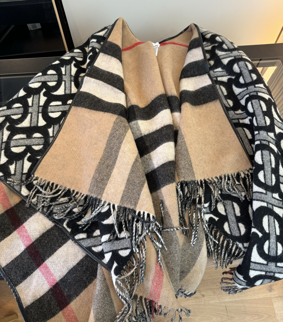 Thom Browne 牛货斗篷 Burberry最新款双面提花斗篷大披肩 ‼ TB属专标识配 格子 皮边也是很柔软很舒服的