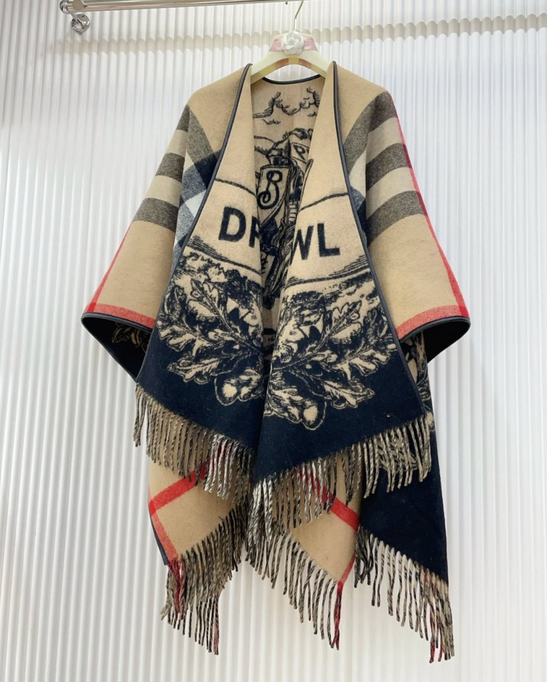 Burberry 𝐁𝐔𝐑𝐁𝐄𝐑𝐑𝐘 · 新《战马双面斗篷》美拉德色