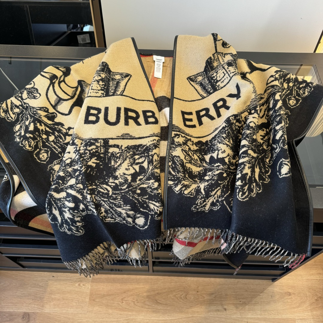 Burberry 𝐁𝐔𝐑𝐁𝐄𝐑𝐑𝐘 · 新《战马双面斗篷》美拉德色