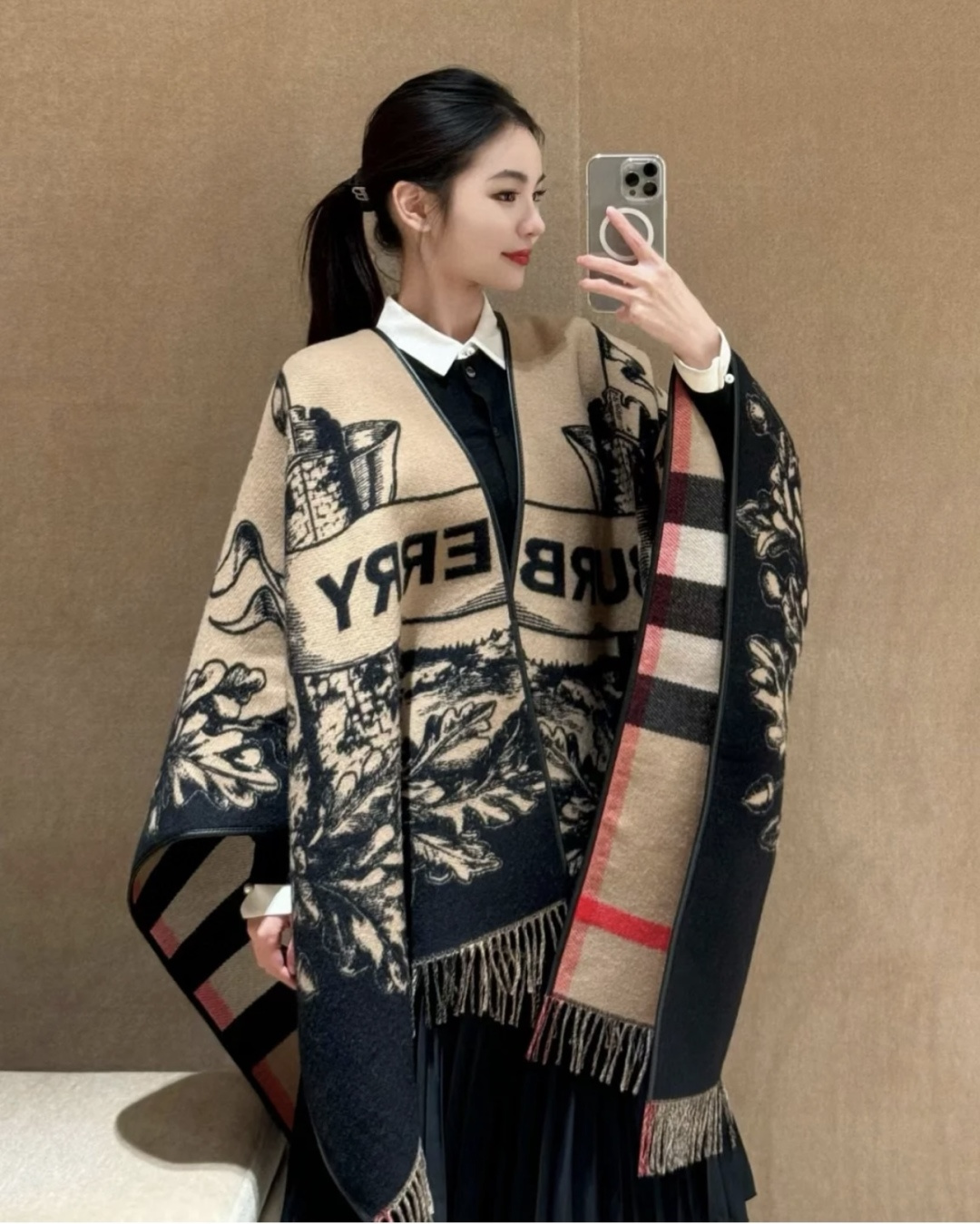 Burberry 𝐁𝐔𝐑𝐁𝐄𝐑𝐑𝐘 · 新《战马双面斗篷》美拉德色