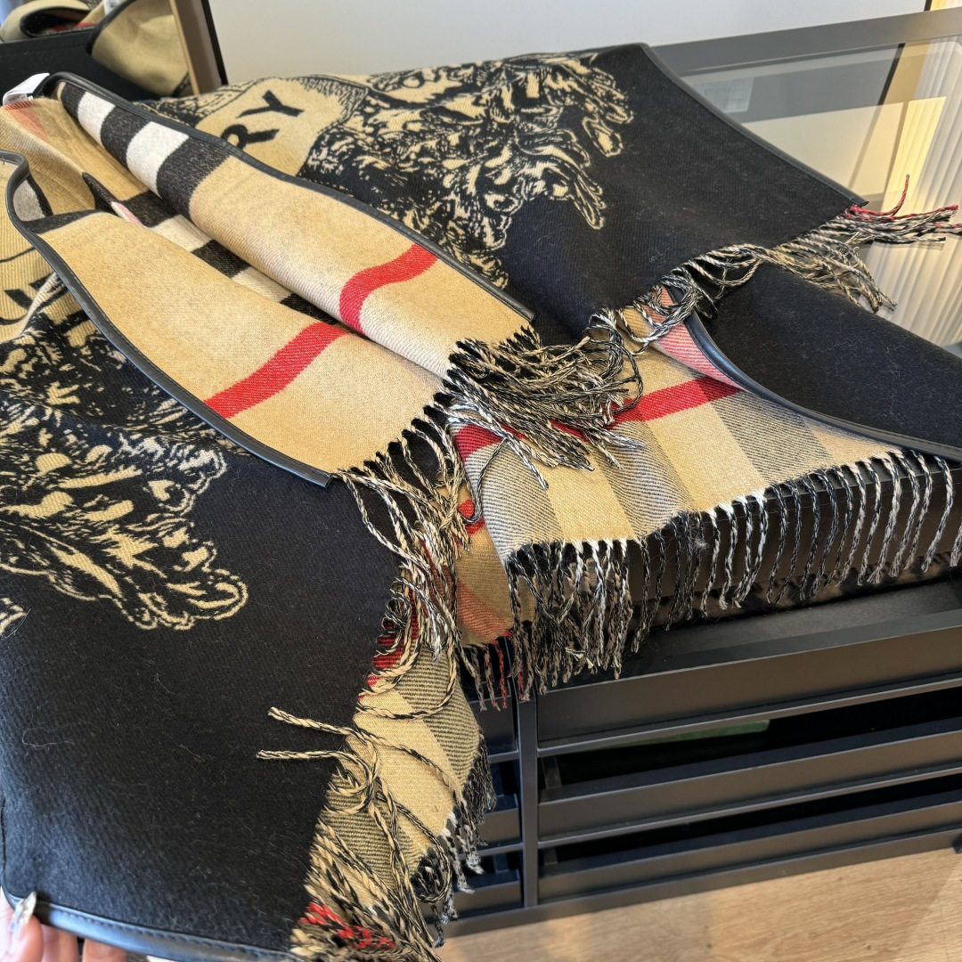 Burberry 𝐁𝐔𝐑𝐁𝐄𝐑𝐑𝐘 · 新《战马双面斗篷》美拉德色