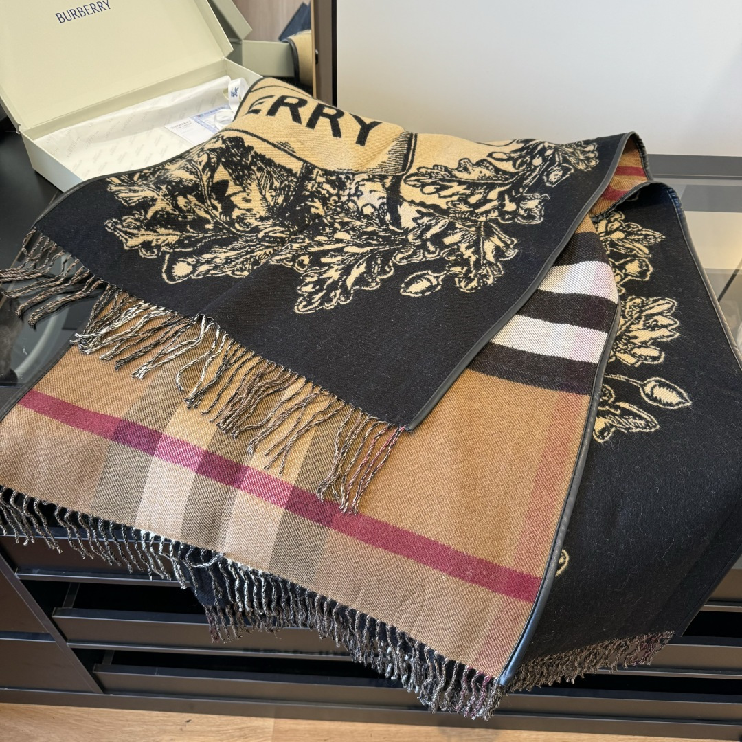 Burberry 𝐁𝐔𝐑𝐁𝐄𝐑𝐑𝐘 · 新《战马双面斗篷》美拉德色