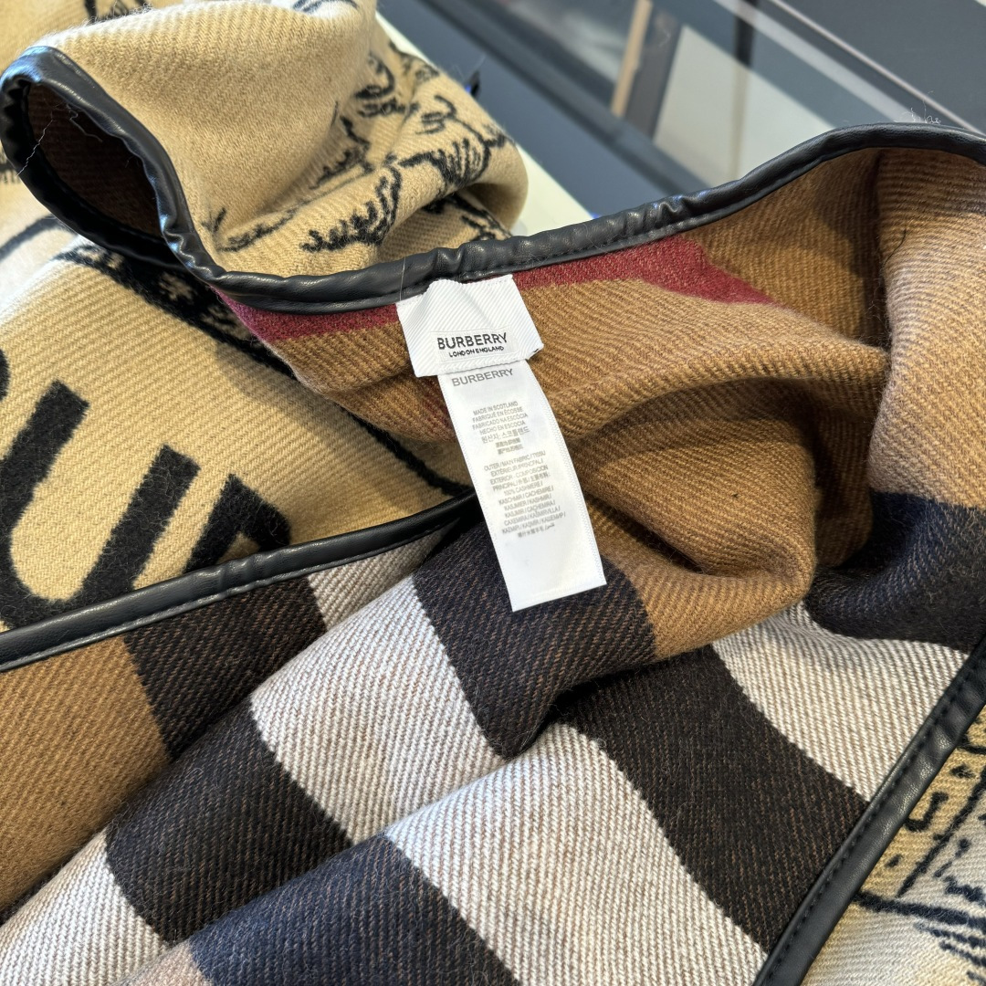 Burberry 𝐁𝐔𝐑𝐁𝐄𝐑𝐑𝐘 · 新《战马双面斗篷》美拉德色