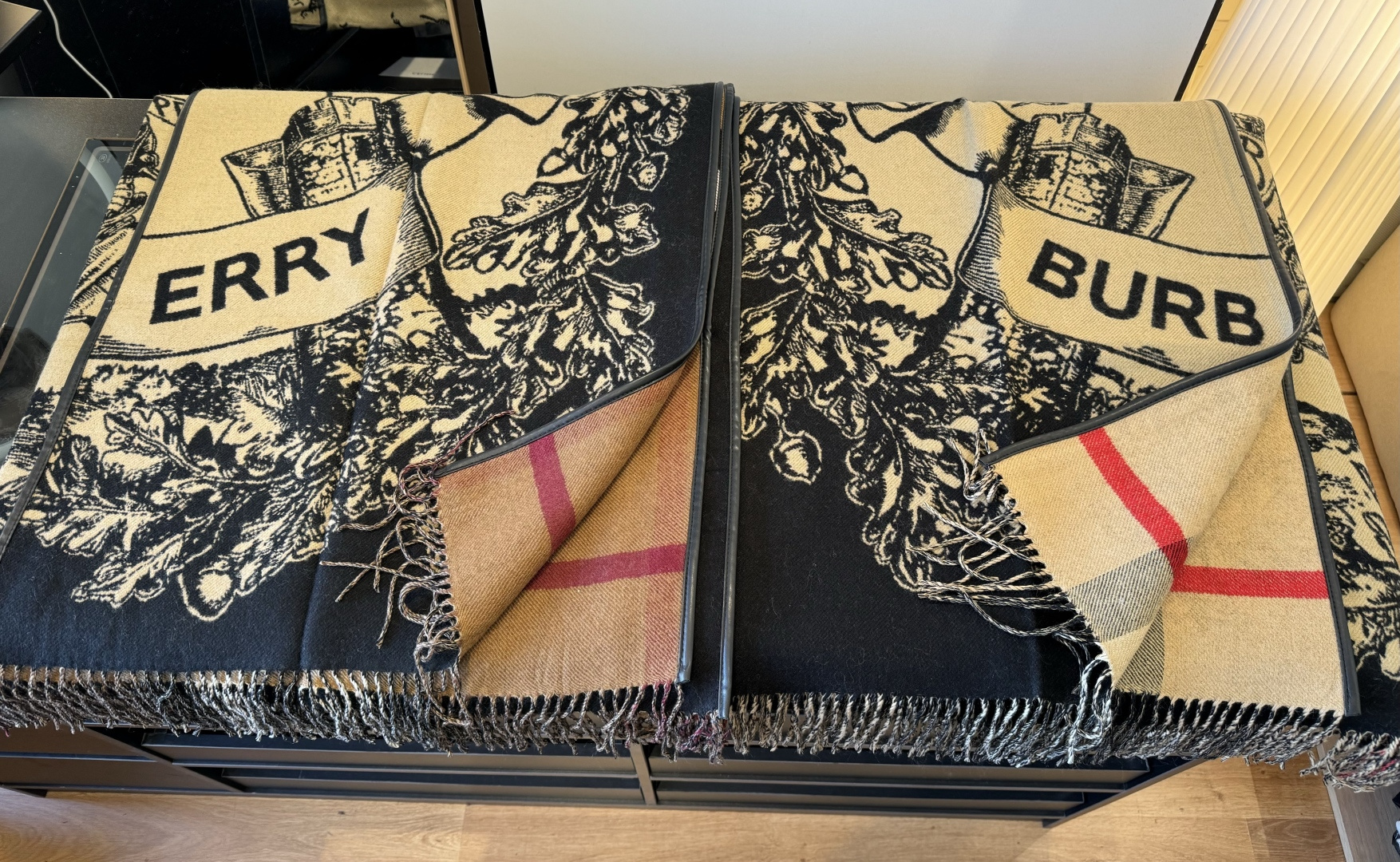 Burberry 𝐁𝐔𝐑𝐁𝐄𝐑𝐑𝐘 · 新《战马双面斗篷》美拉德色