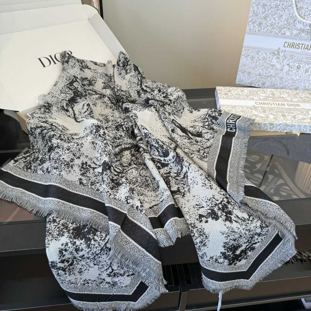 NO:587002,.'Normal Version' Dior's hot-selling original item is here. Dior's latest flagship model [D Jungle Animal Original item 140] cashmere square scarf. It is very easy to match for vacation and daily life. Private order order] I want to go on vacation when I see it. It is also very easy to wear in daily life. Needless to say, the whole person will look energetic. Needless to say, the details and quality can be clearly seen. The high-standard quality hand-made trim is absolutely praised.  Size 140*140 square scarf, 42 silk + 42 wool + 16 cotton high version scarf, high version scarf, dior, dior, real silk19860909.《普通版本》 迪奥 爆款原单极品来啦Dior最最新的主打款【D丛林动物原单140】羊绒方巾 度假及日常都非常好搭配的款订单私流】一看到就想去度假平时穿搭也非常好搭配,整个人看起来都会神采奕奕好多不用多说,细节品质都看得清楚,绝对获赞的高规格品质手工须边 尺寸140*140方巾,42真丝+42羊毛+16棉质高版本围巾,高版本围巾,dior,dior,real silk,scarf