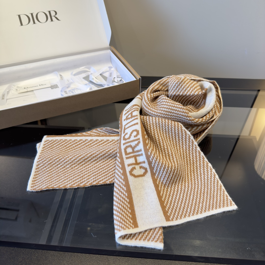 Dior ● Dior迪奥 ● 秋冬新品 新款字母印花针织款 logo提花 少女心，实物好 ，可遇不可求的单品 学院风气质