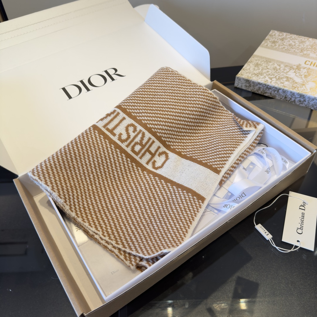 Dior ● Dior迪奥 ● 秋冬新品 新款字母印花针织款 logo提花 少女心，实物好 ，可遇不可求的单品 学院风气质