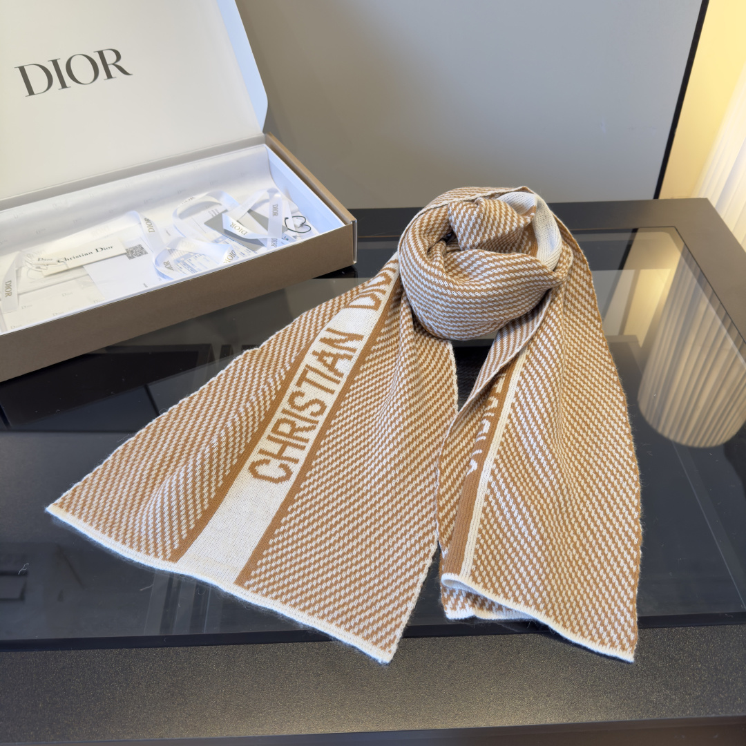 Dior ● Dior迪奥 ● 秋冬新品 新款字母印花针织款 logo提花 少女心，实物好 ，可遇不可求的单品 学院风气质