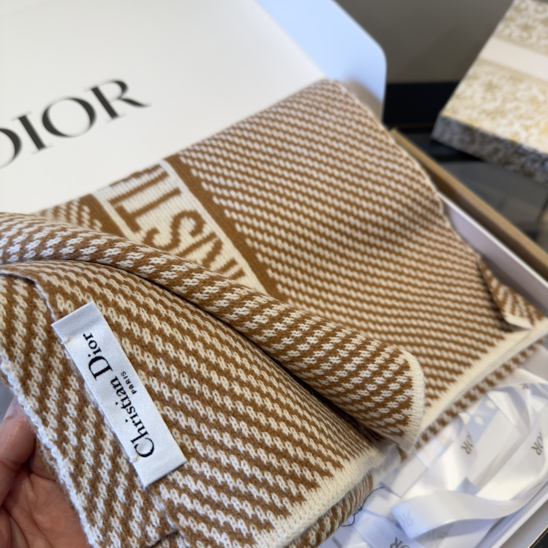 Dior ● Dior迪奥 ● 秋冬新品 新款字母印花针织款 logo提花 少女心，实物好 ，可遇不可求的单品 学院风气质