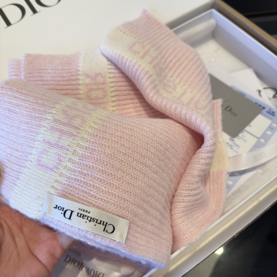 Dior ● Dior迪奥 ● 秋冬新品 新款字母印花针织款 logo提花 少女心，实物好 ，可遇不可求的单品 学院风气质
