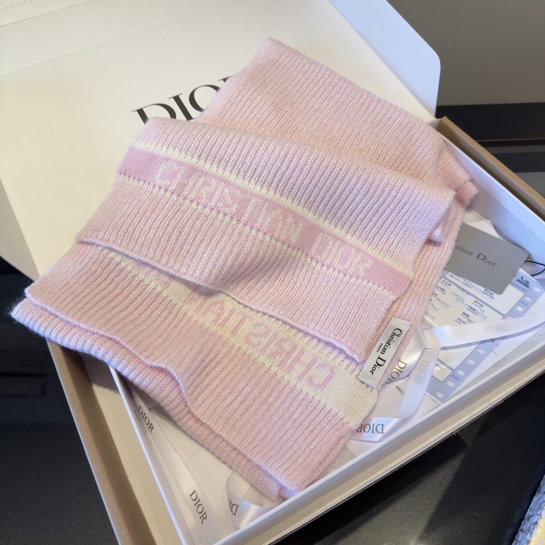 Dior ● Dior迪奥 ● 秋冬新品 新款字母印花针织款 logo提花 少女心，实物好 ，可遇不可求的单品 学院风气质
