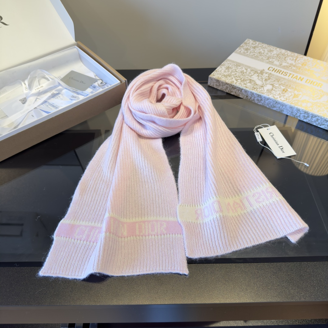 Dior ● Dior迪奥 ● 秋冬新品 新款字母印花针织款 logo提花 少女心，实物好 ，可遇不可求的单品 学院风气质