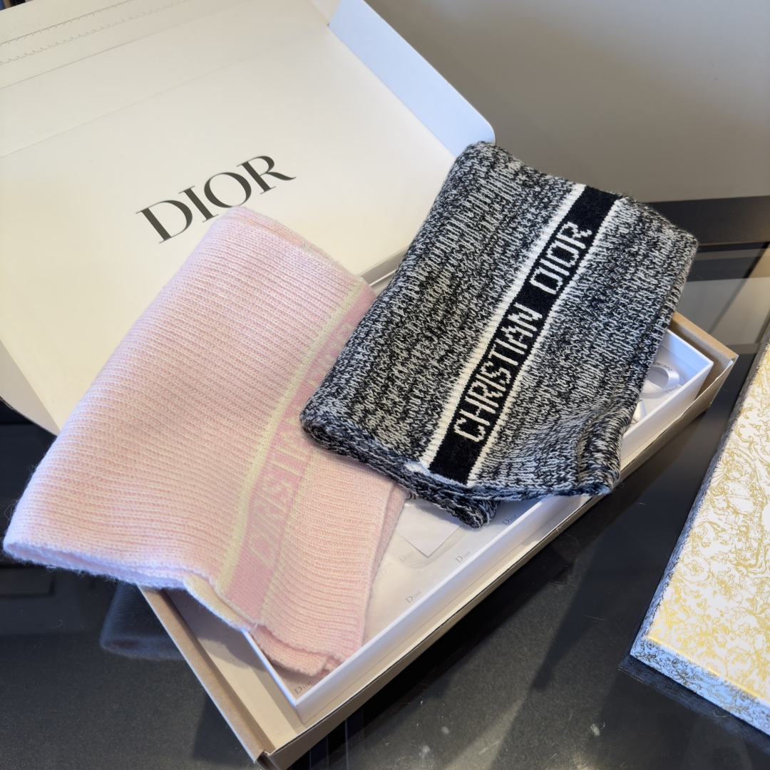 Dior ● Dior迪奥 ● 秋冬新品 新款字母印花针织款 logo提花 少女心，实物好 ，可遇不可求的单品 学院风气质