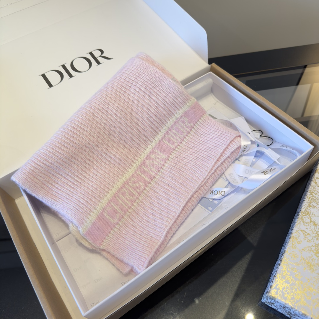 Dior ● Dior迪奥 ● 秋冬新品 新款字母印花针织款 logo提花 少女心，实物好 ，可遇不可求的单品 学院风气质