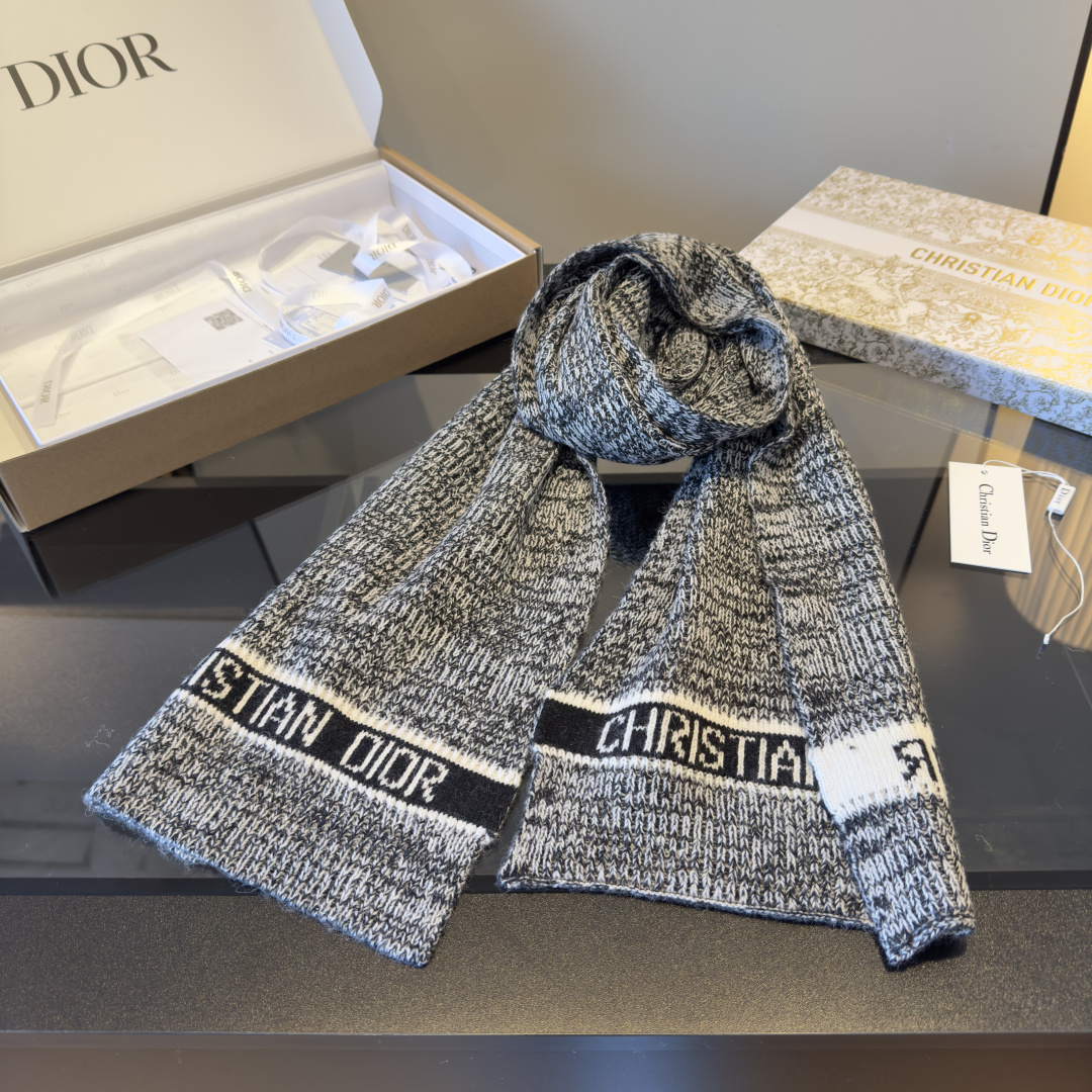 Dior ● Dior迪奥 ● 秋冬新品 新款字母印花针织款 logo提花 少女心，实物好 ，可遇不可求的单品 学院风气质
