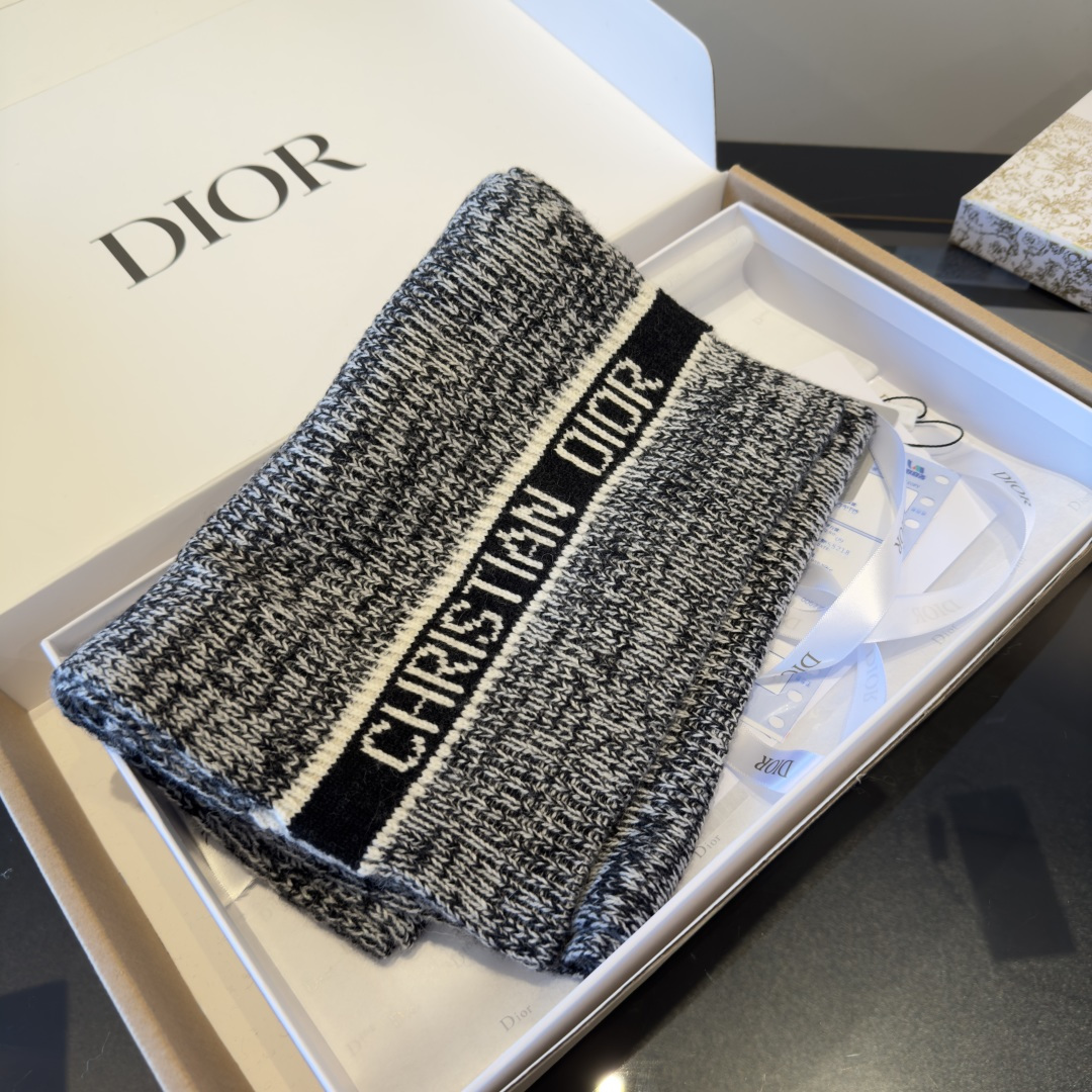 Dior ● Dior迪奥 ● 秋冬新品 新款字母印花针织款 logo提花 少女心，实物好 ，可遇不可求的单品 学院风气质