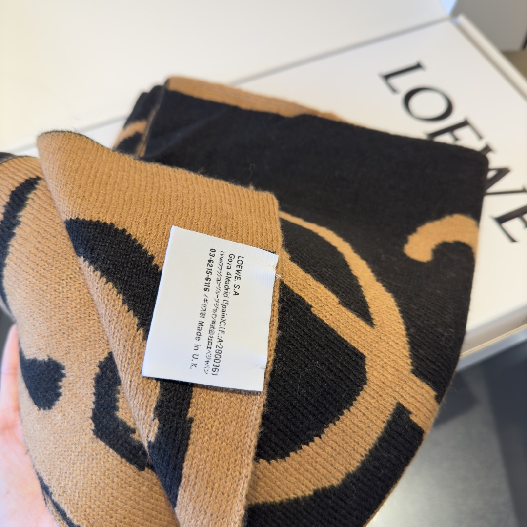 Loewe ＬＯＥＷＥ罗意威 秋冬新品 新款字母印花针织款 logo提花 实物好 ，可遇不可求的单品 学院风气质