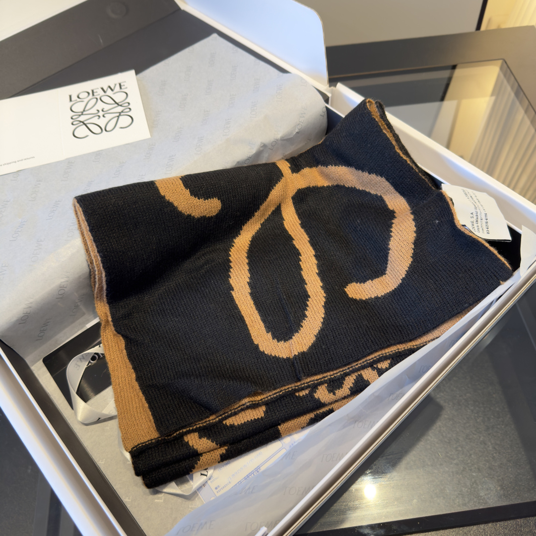 Loewe ＬＯＥＷＥ罗意威 秋冬新品 新款字母印花针织款 logo提花 实物好 ，可遇不可求的单品 学院风气质