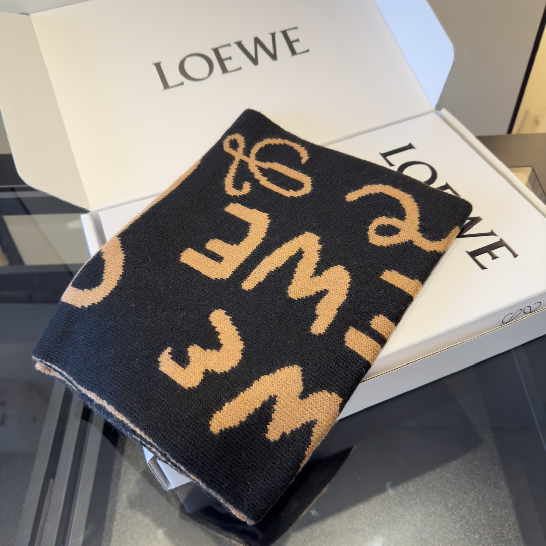 Loewe ＬＯＥＷＥ罗意威 秋冬新品 新款字母印花针织款 logo提花 实物好 ，可遇不可求的单品 学院风气质