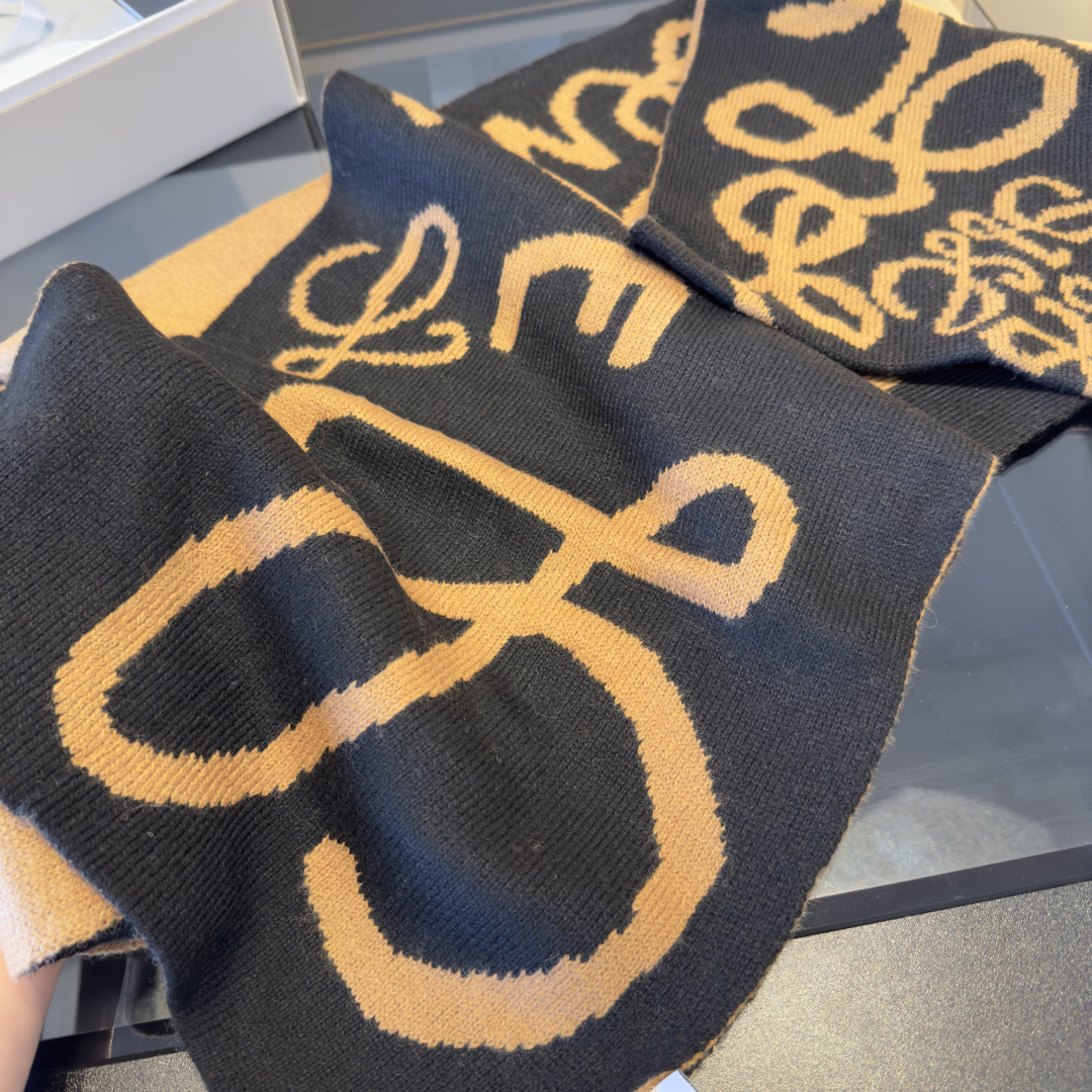 Loewe ＬＯＥＷＥ罗意威 秋冬新品 新款字母印花针织款 logo提花 实物好 ，可遇不可求的单品 学院风气质
