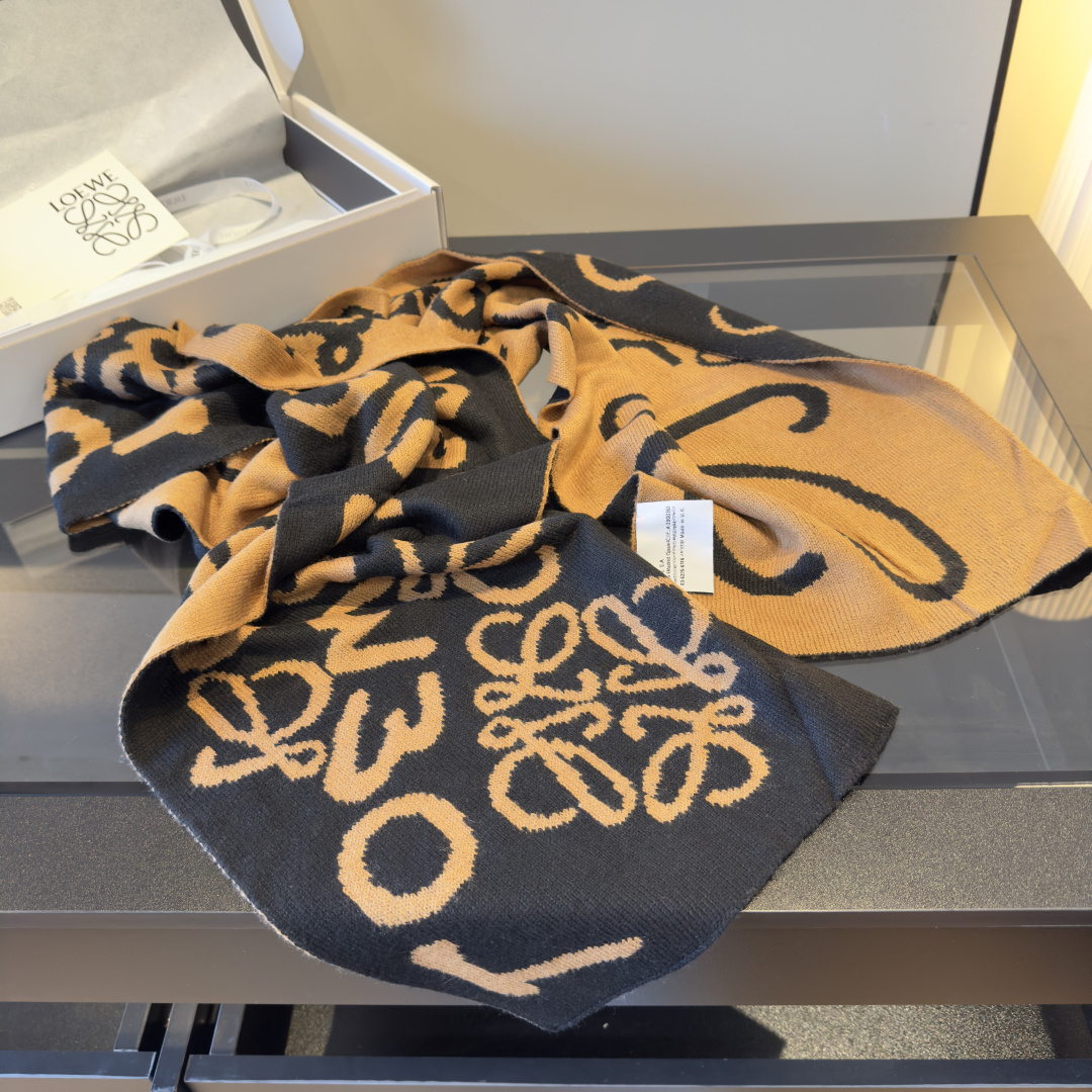 Loewe ＬＯＥＷＥ罗意威 秋冬新品 新款字母印花针织款 logo提花 实物好 ，可遇不可求的单品 学院风气质