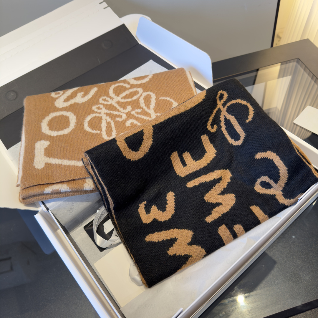 Loewe ＬＯＥＷＥ罗意威 秋冬新品 新款字母印花针织款 logo提花 实物好 ，可遇不可求的单品 学院风气质