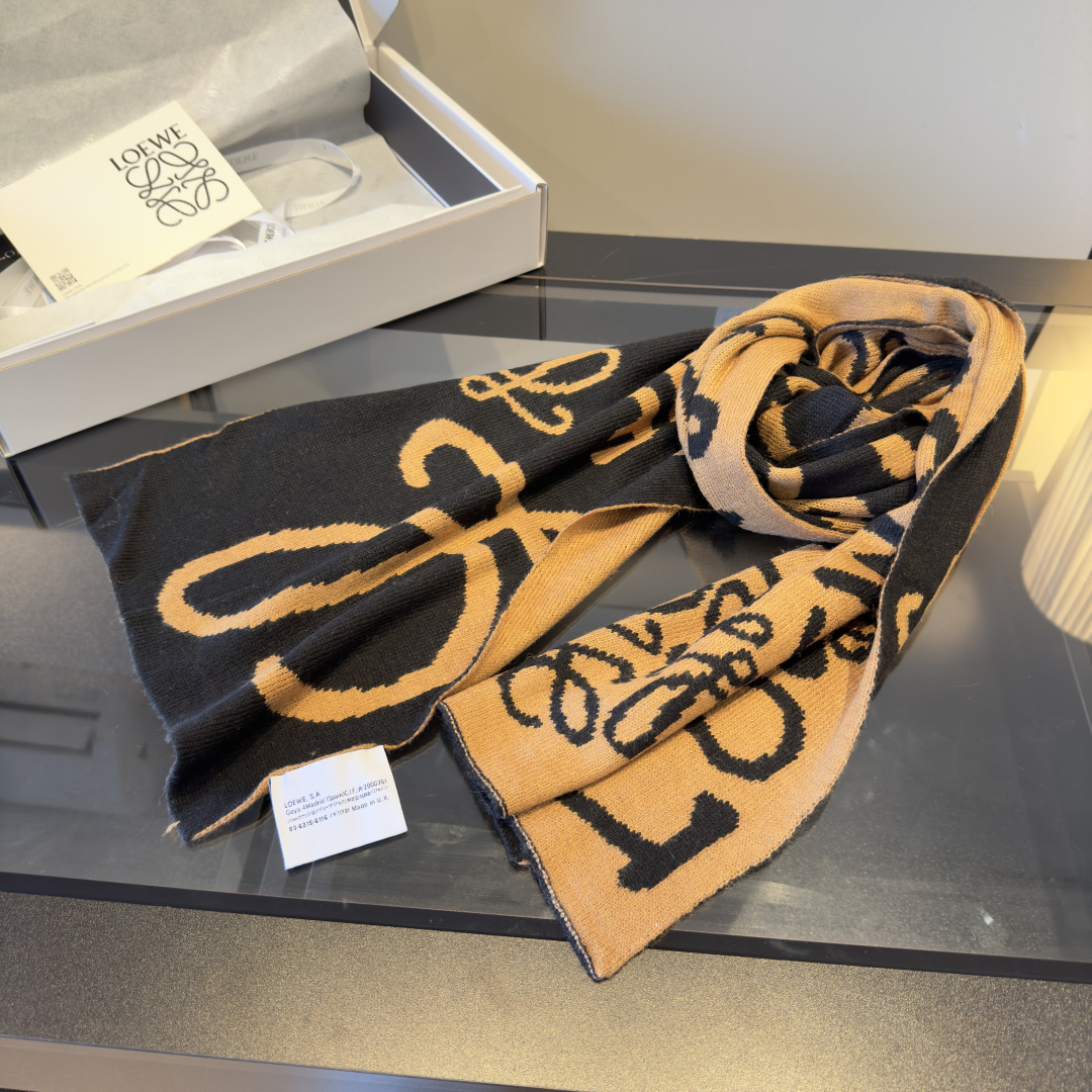 Loewe ＬＯＥＷＥ罗意威 秋冬新品 新款字母印花针织款 logo提花 实物好 ，可遇不可求的单品 学院风气质