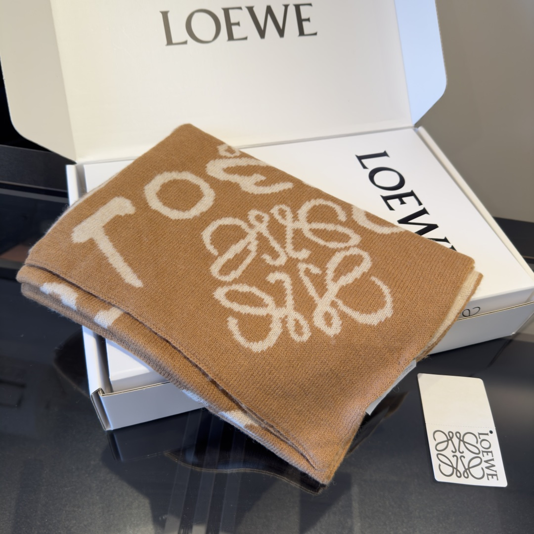 Loewe ＬＯＥＷＥ罗意威 秋冬新品 新款字母印花针织款 logo提花 实物好 ，可遇不可求的单品 学院风气质