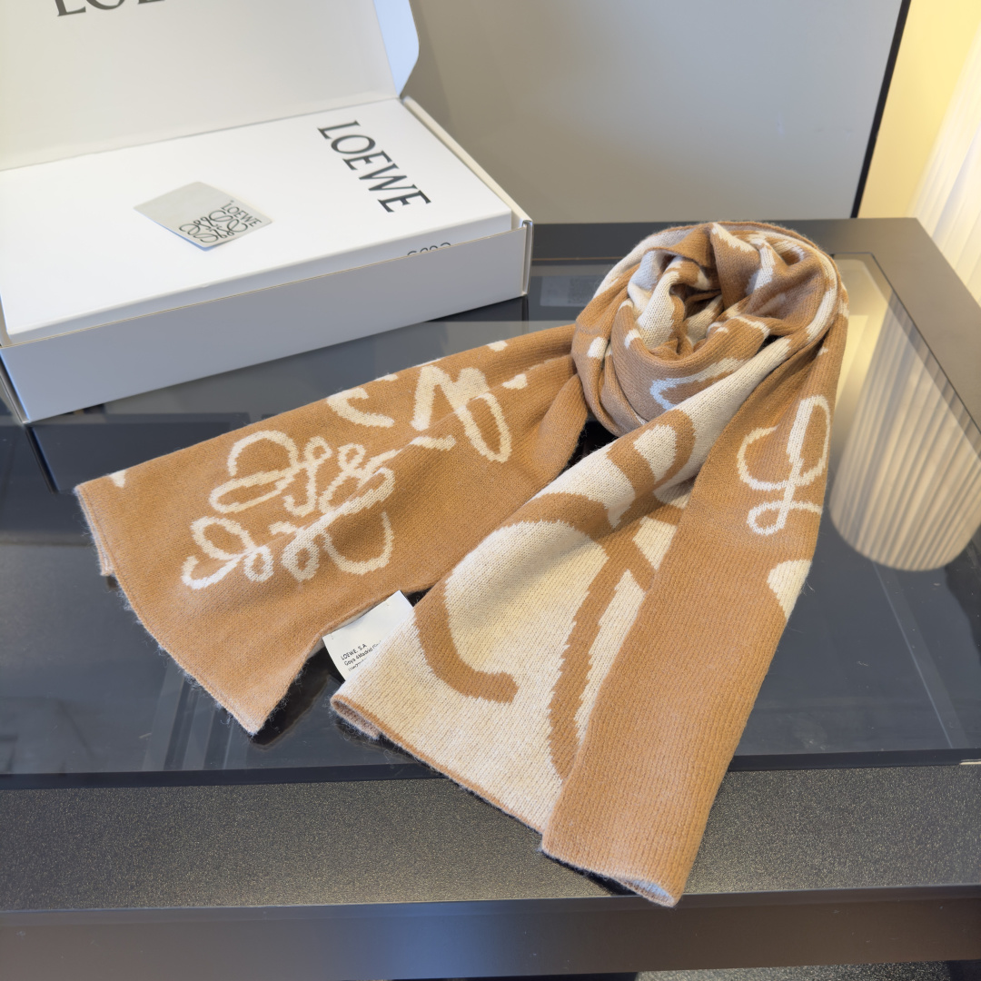 Loewe ＬＯＥＷＥ罗意威 秋冬新品 新款字母印花针织款 logo提花 实物好 ，可遇不可求的单品 学院风气质