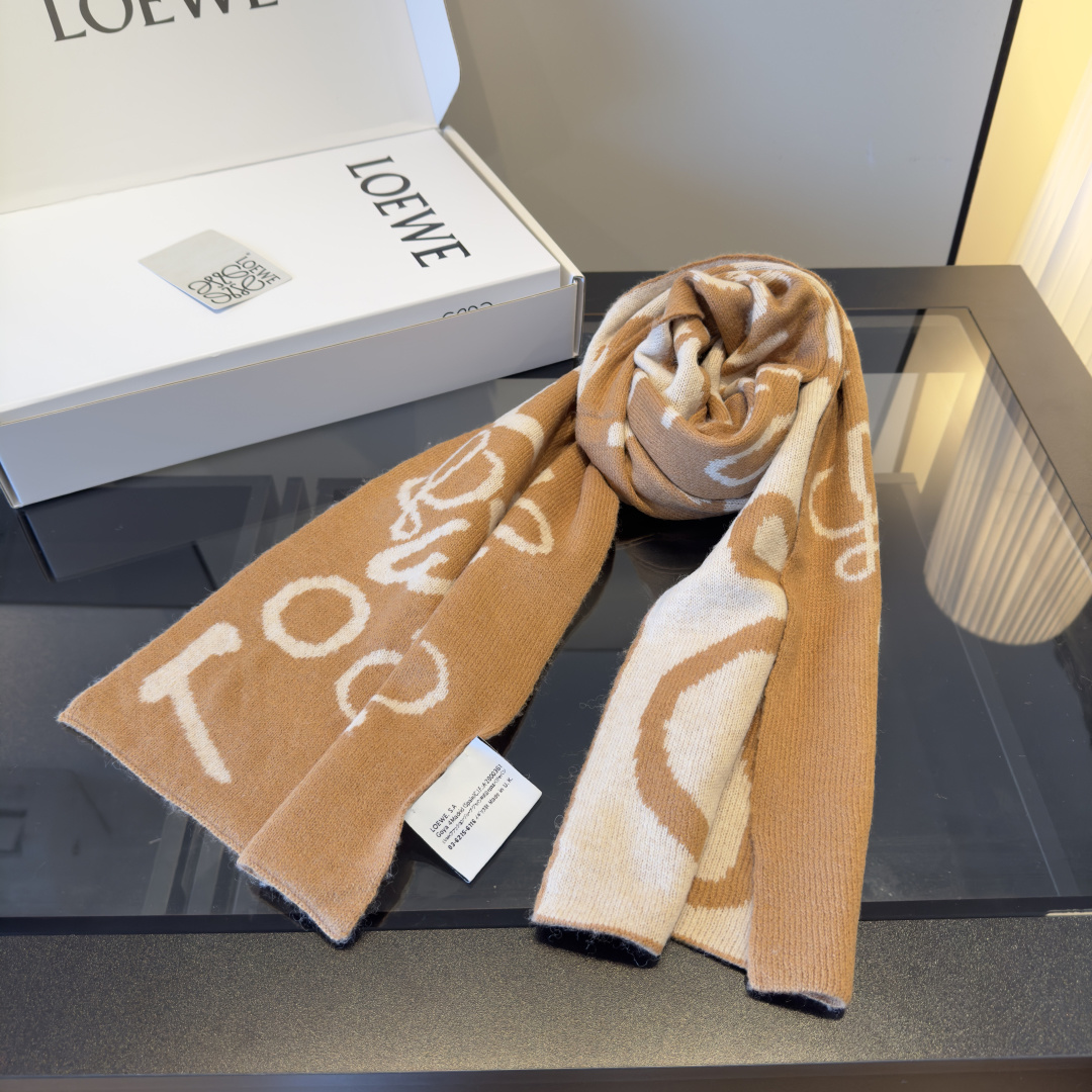Loewe ＬＯＥＷＥ罗意威 秋冬新品 新款字母印花针织款 logo提花 实物好 ，可遇不可求的单品 学院风气质
